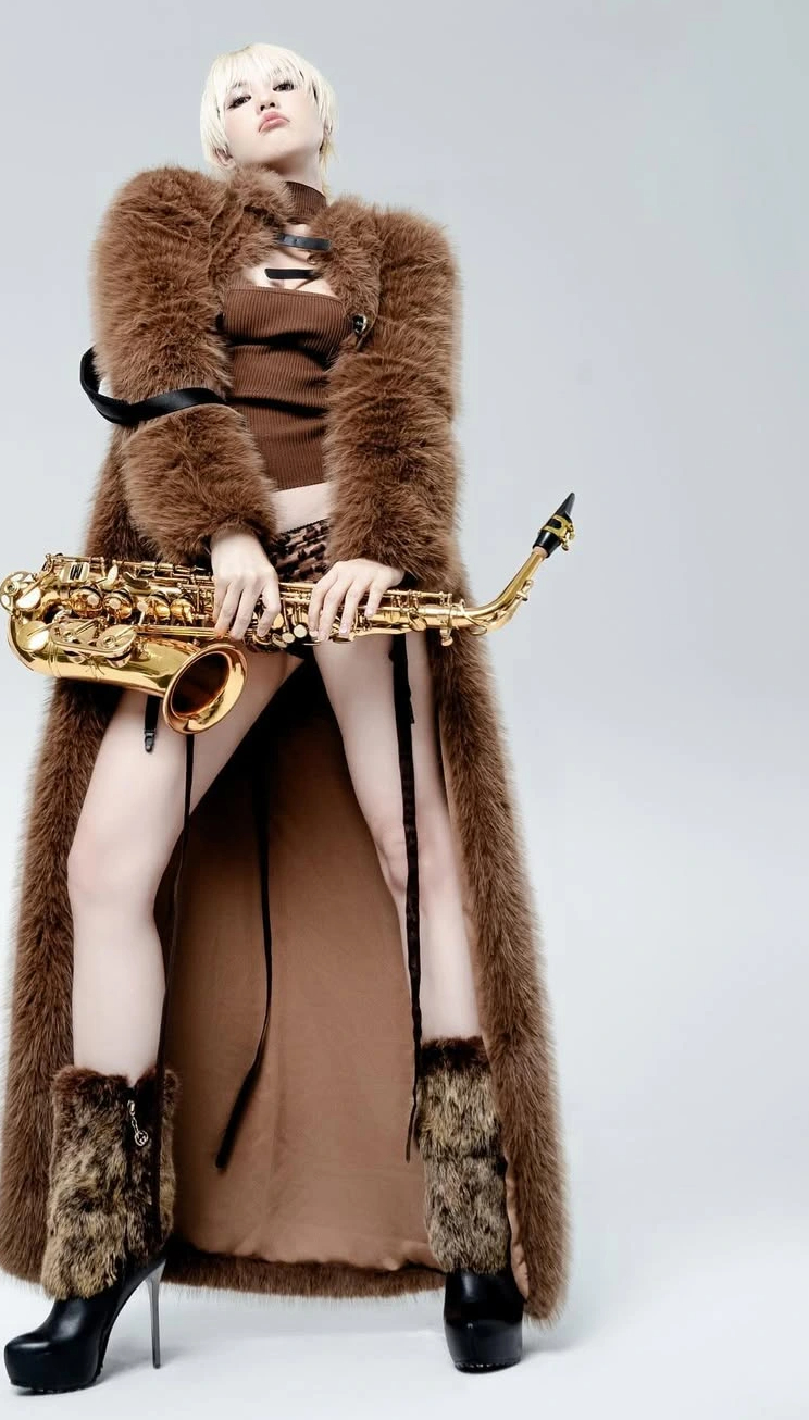 Aynı şık ceketi giyen Dieu Nhi mi yoksa Ngoc Trinh mi kazanır? - Fotoğraf 6. 'Đụng hàng' áo khoác sành điệu, Diệu Nhi và Ngọc Trinh ai thắng thế?- Ảnh 6.