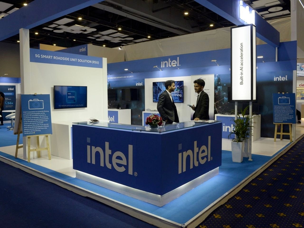 Hai CEO mới có kế hoạch gì để vực dậy Intel giữa tâm bão?- Ảnh 1. Hai CEO mới có kế hoạch gì để vực dậy Intel giữa tâm bão?- Ảnh 1.