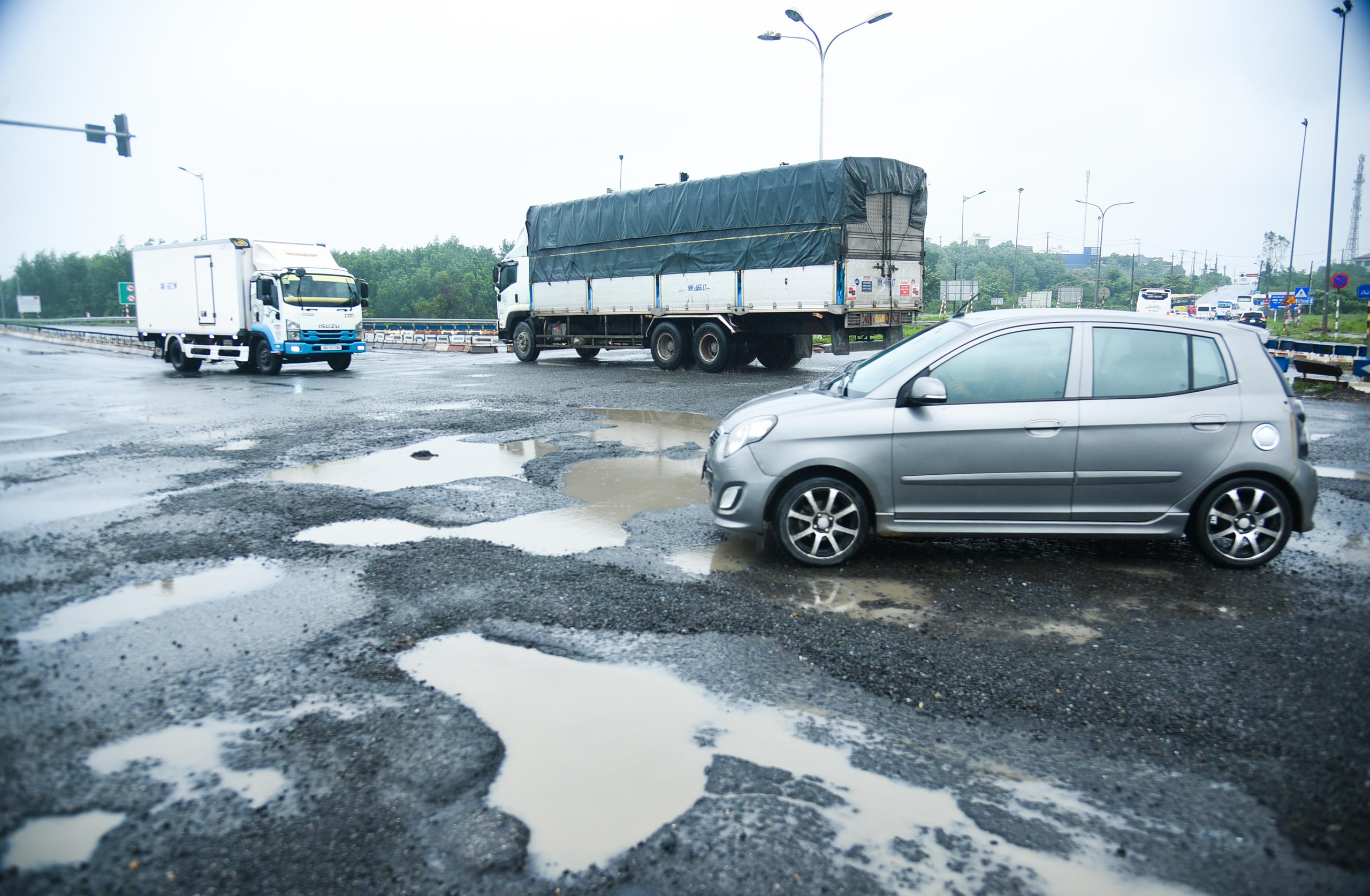 QL14B nát tươm, liên tục xảy ra tai nạn gây bức xúc- Ảnh 1.