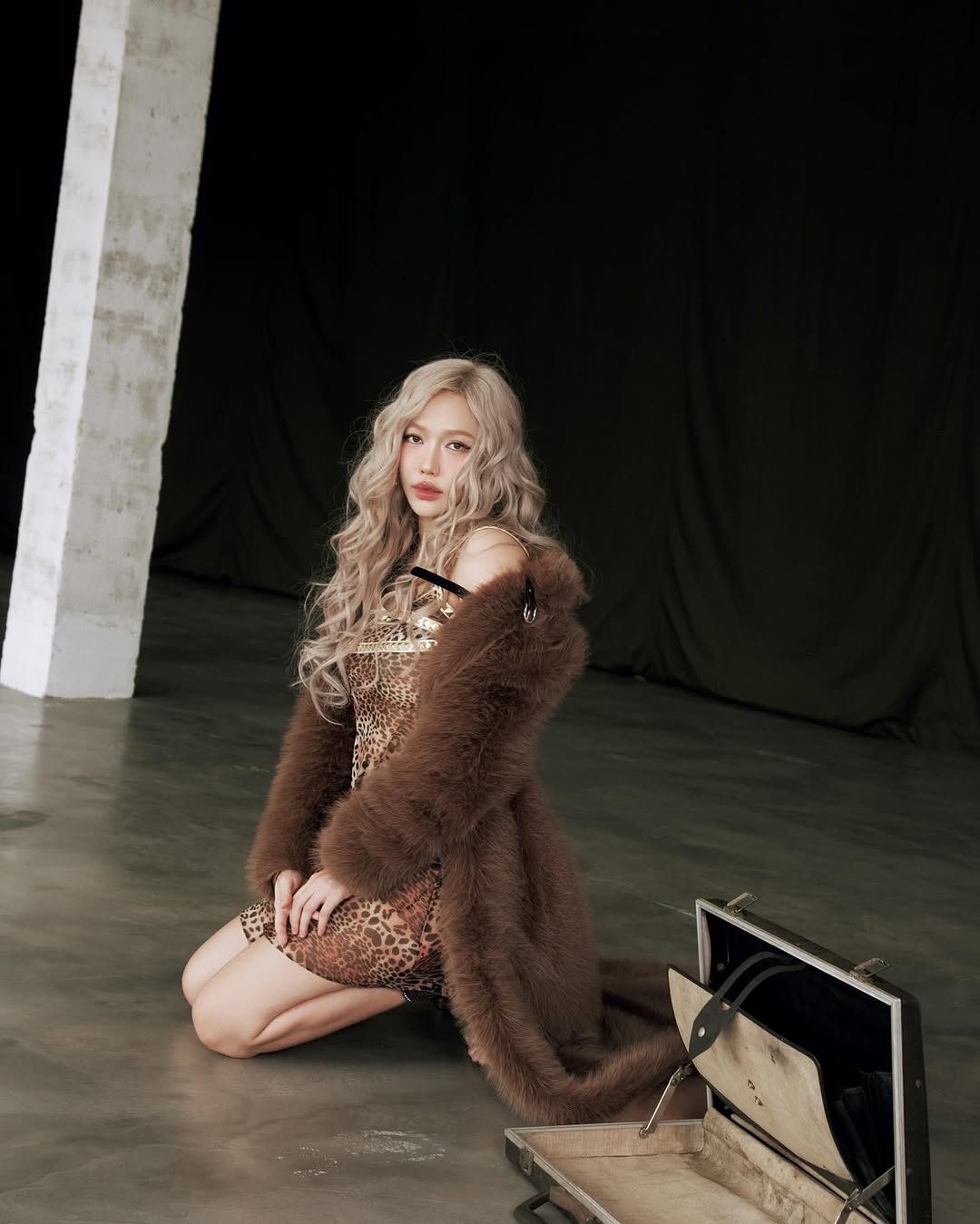 Aynı şık ceketi giyen Dieu Nhi mi yoksa Ngoc Trinh mi kazanır? - Fotoğraf 3. 'Đụng hàng' áo khoác sành điệu, Diệu Nhi và Ngọc Trinh ai thắng thế?- Ảnh 3.