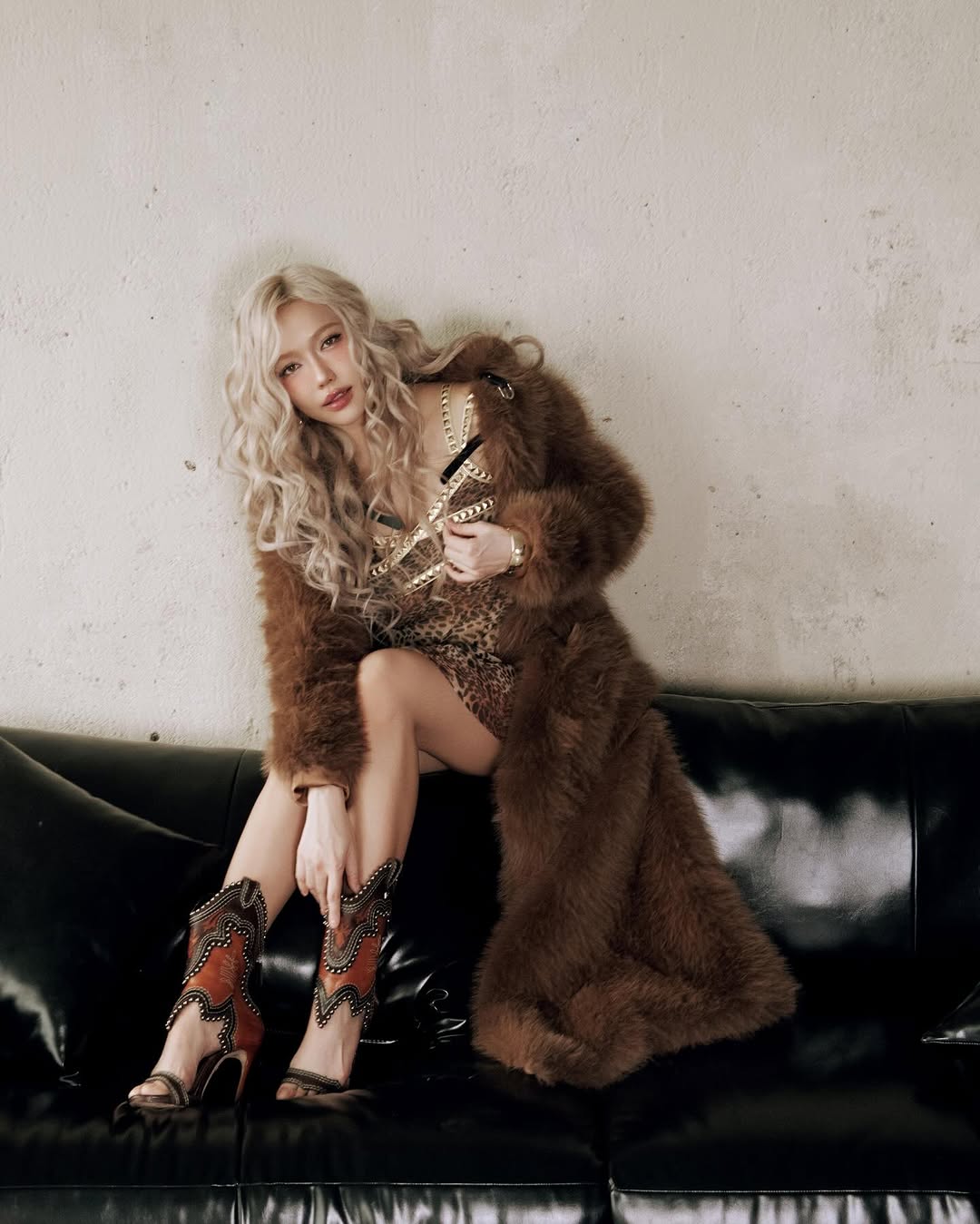 Aynı şık ceketi giyen, Dieu Nhi mi yoksa Ngoc Trinh mi kazanır? - Fotoğraf 2. 'Đụng hàng' áo khoác sành điệu, Diệu Nhi và Ngọc Trinh ai thắng thế?- Ảnh 2.