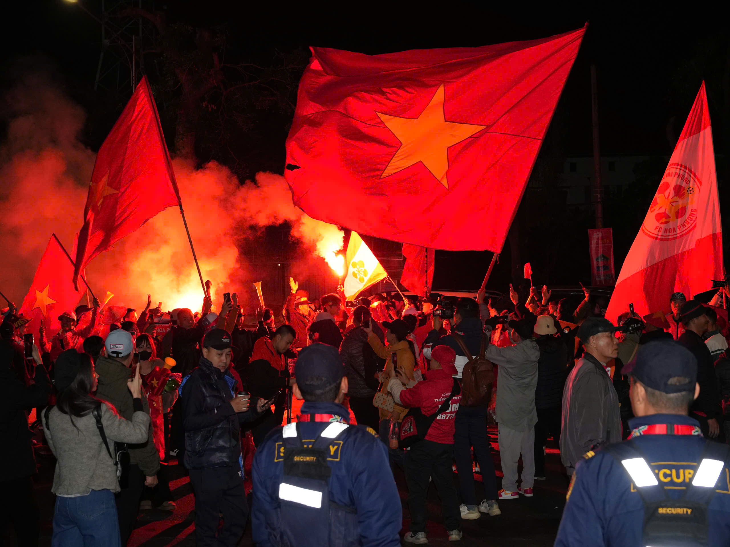 AFF Cup: CĐV 'mở hội' ở sân Việt Trì, tiếp lửa cho đội tuyển Việt Nam đấu Indonesia- Ảnh 11.