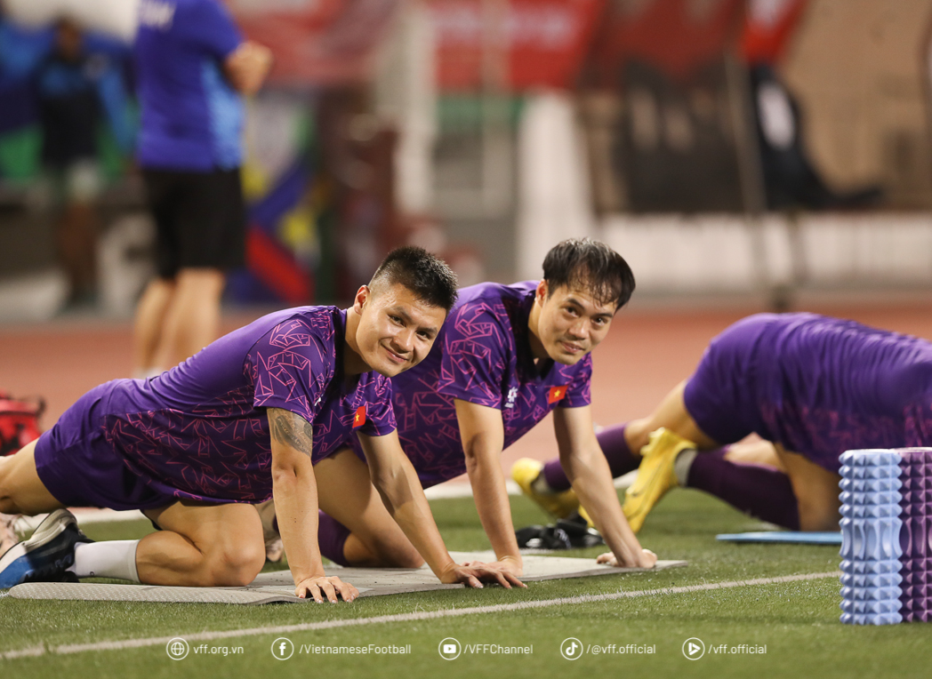 AFF Cup: Vietnam team's first training session in the Philippines, ready to win 3 points - Photo 10.