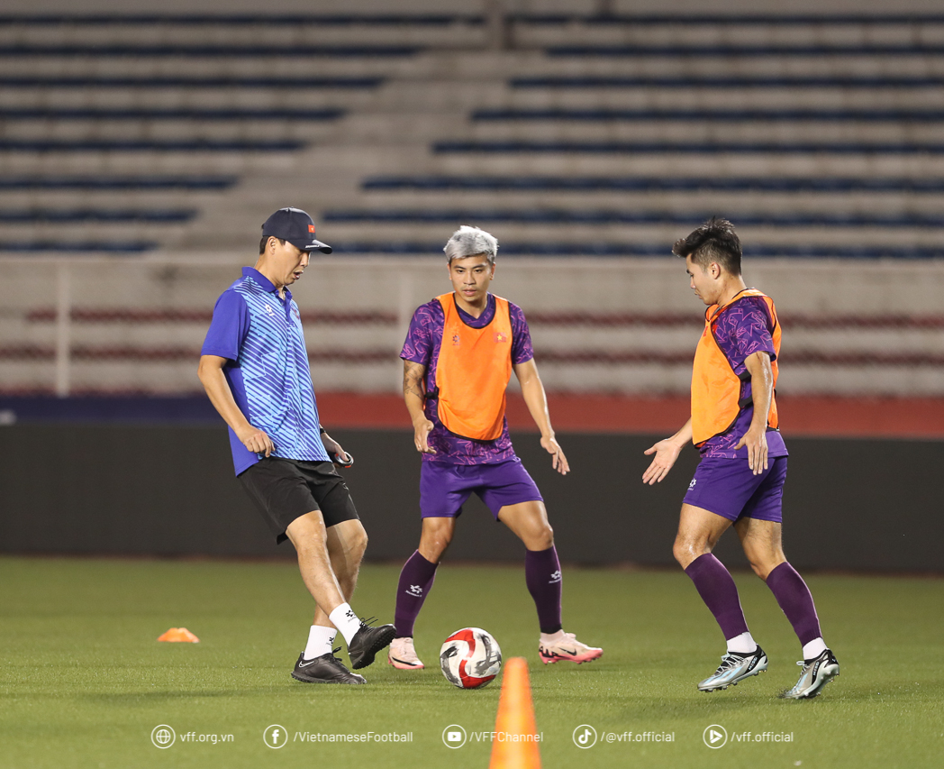 AFF Cup: Vietnam team's first training session in the Philippines, ready to win 3 points - Photo 7.