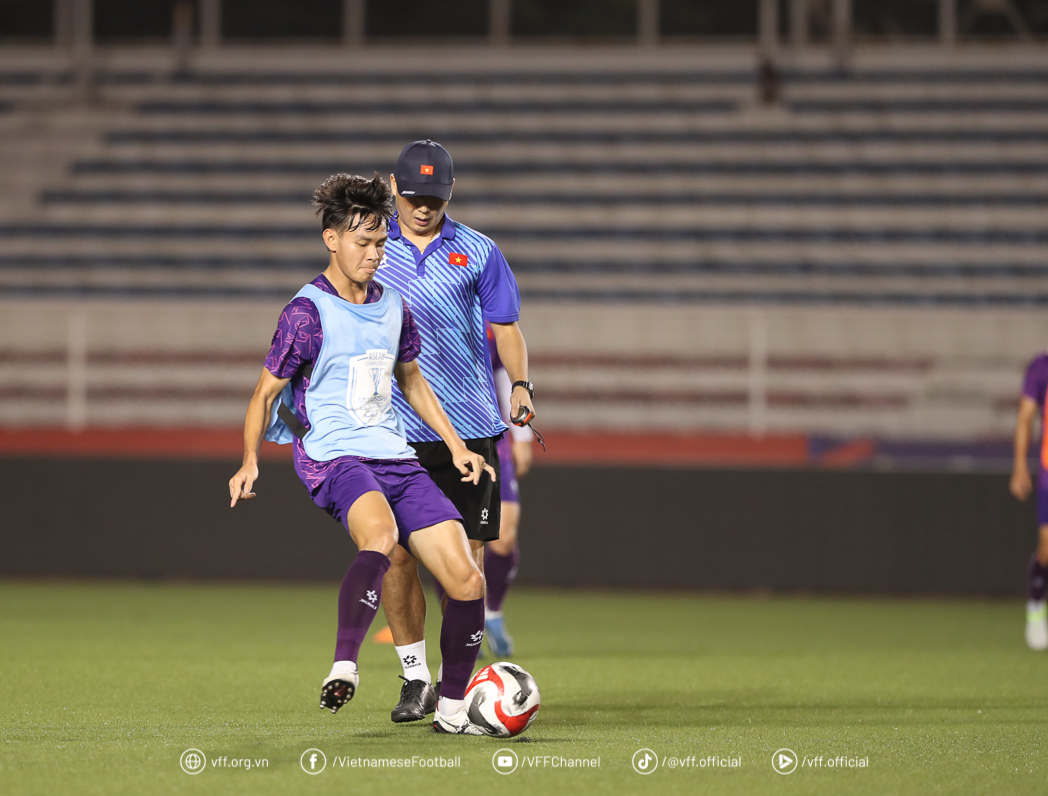 AFF Cup: Vietnam team's first practice session in the Philippines, ready to win 3 points - Photo 21.