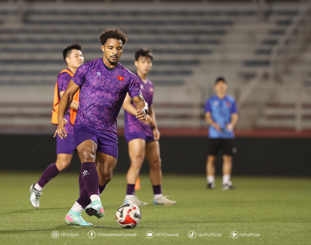 AFF Cup: Vietnam team's first training session in the Philippines, ready to win 3 points - Photo 14.