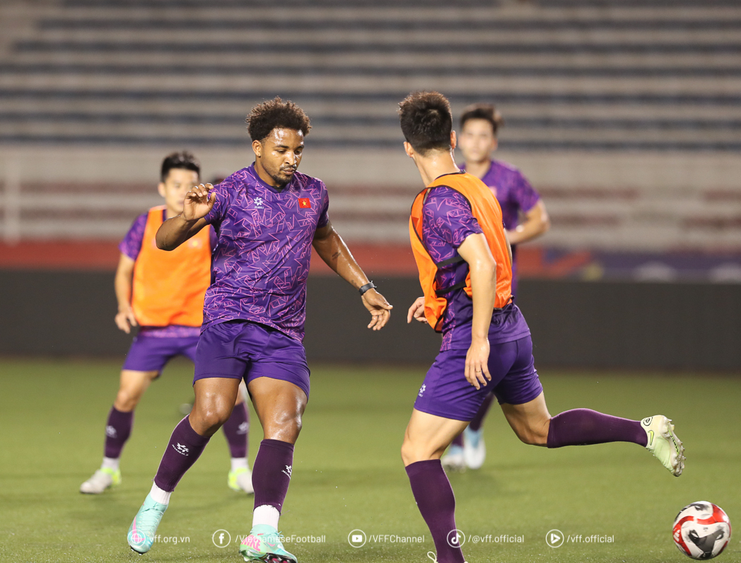 AFF Cup: Vietnam team's first practice session in the Philippines, ready to win 3 points - Photo 12.