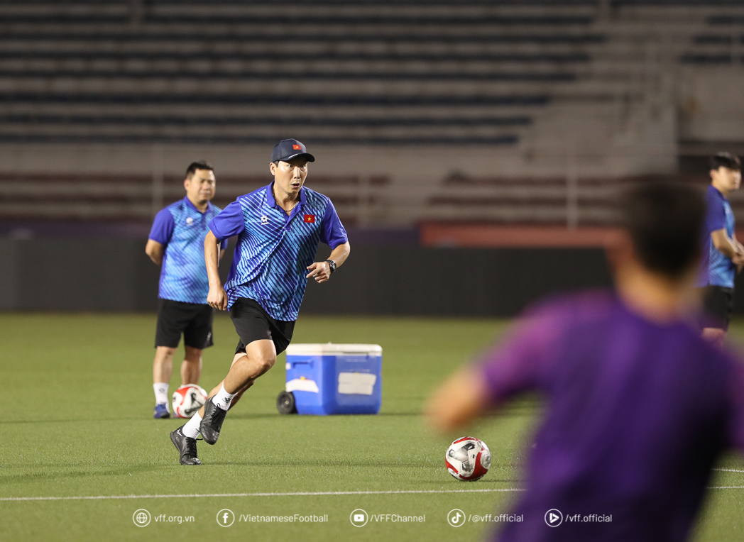 AFF Cup: Vietnam team's first training session in the Philippines, ready to win 3 points - Photo 6.