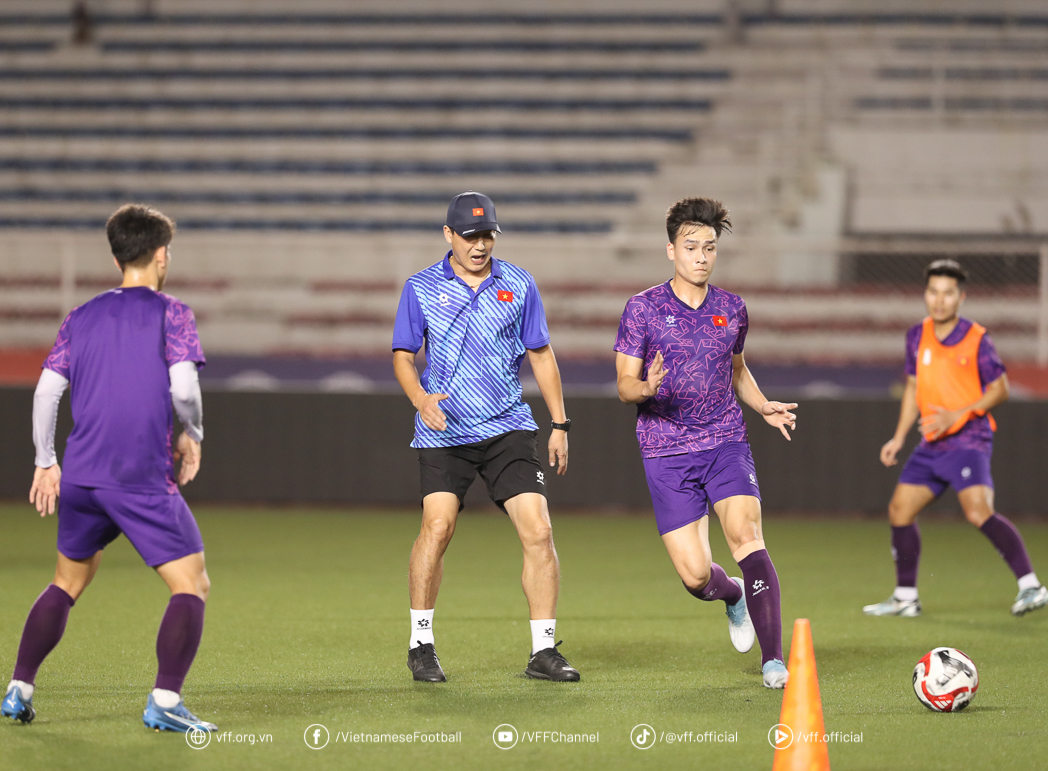 AFF Cup: Vietnam team's first practice session in the Philippines, ready to win 3 points - Photo 8.