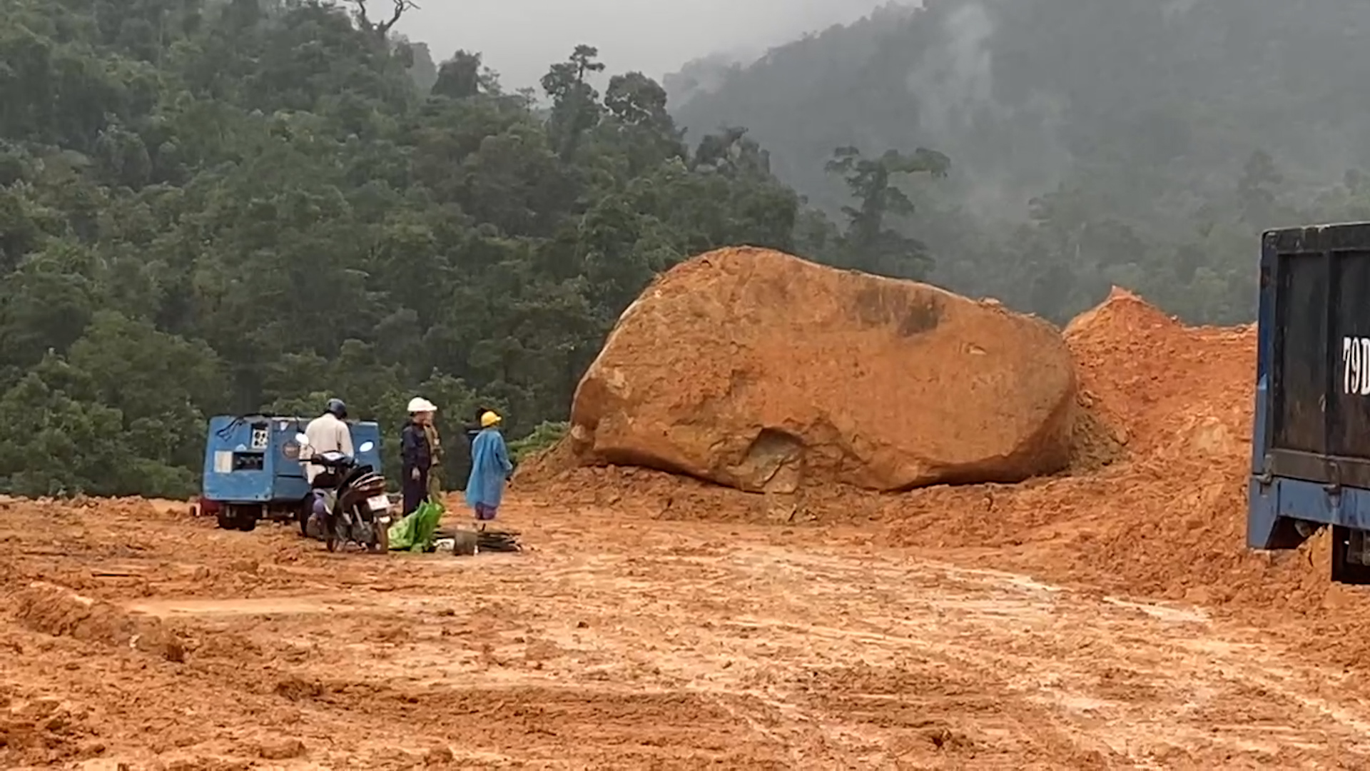 Hiện trường hàng ngàn khối đất đá chắn ngang đèo Khánh Lê- Ảnh 1.