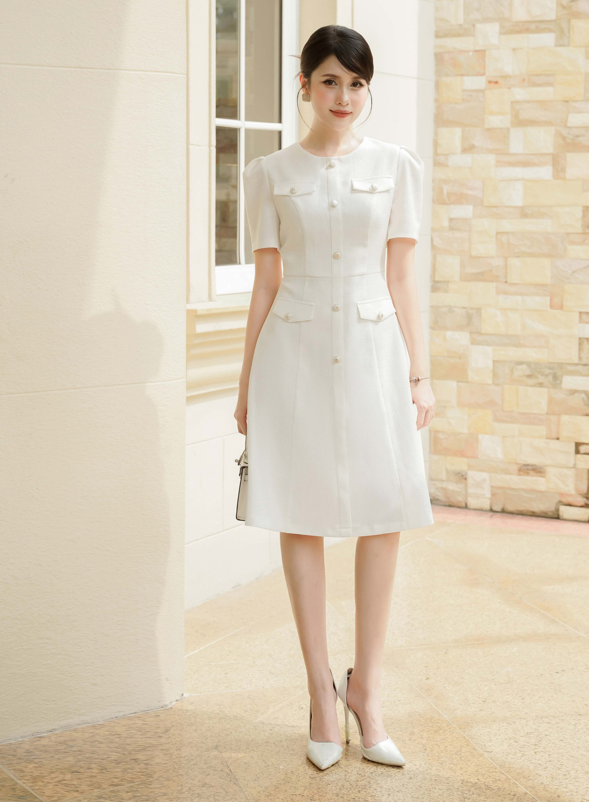 5 pakaian kantor yang elegan dan modern untuk musim dingin - Foto 3. 5 trang phục công sở thanh lịch, hiện đại cho ngày đông- Ảnh 3.