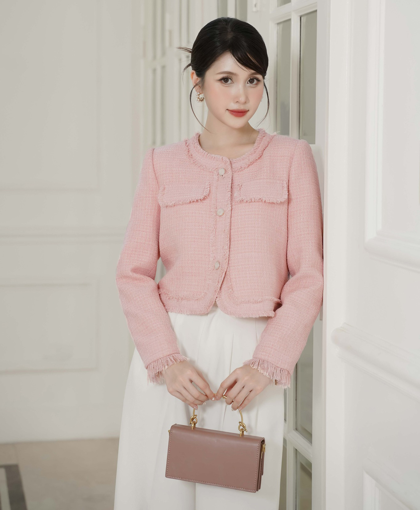 5 pakaian kantor yang elegan dan modern untuk musim dingin - Foto 7. 5 trang phục công sở thanh lịch, hiện đại cho ngày đông- Ảnh 7.