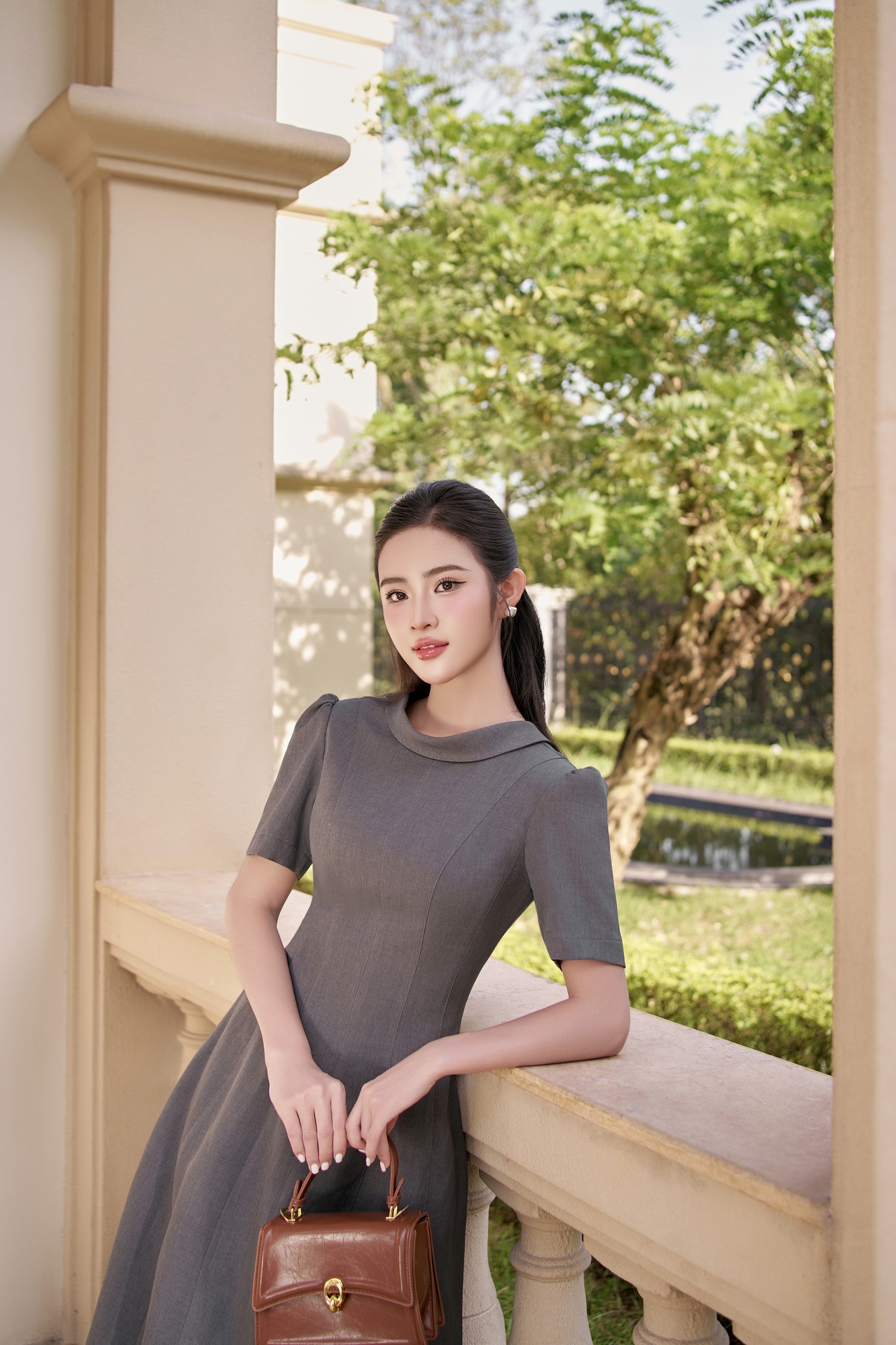 5 pakaian kantor yang elegan dan modern untuk musim dingin - Foto 1. 5 trang phục công sở thanh lịch, hiện đại cho ngày đông- Ảnh 1.