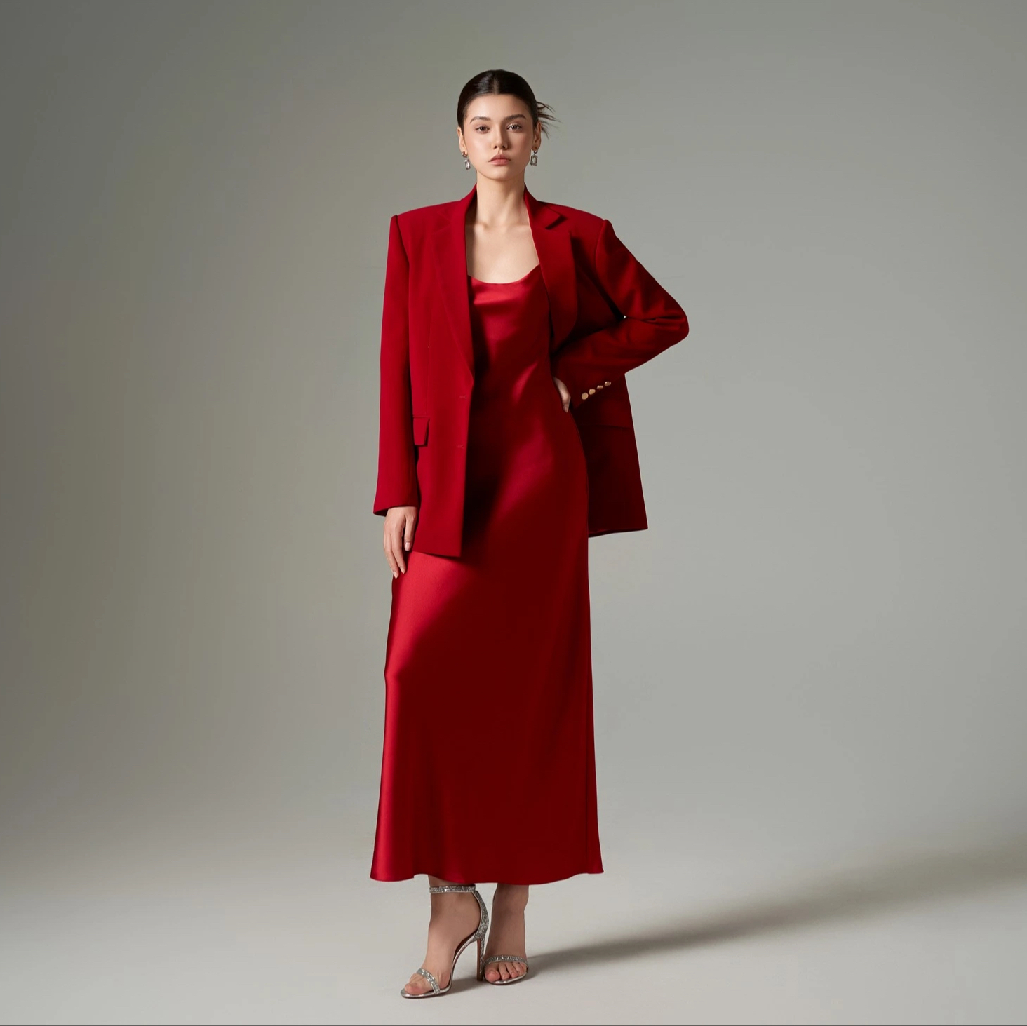 Tips for ladies on how to wear red outfits to stand out at the end of the year - Photo 10. Mách nàng cách diện trang phục màu đỏ nổi bật ngày cuối năm- Ảnh 10.