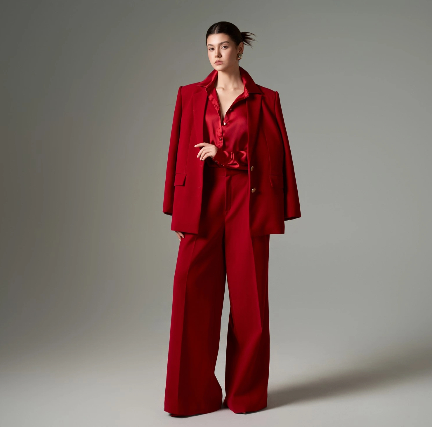 Tips for ladies on how to wear red outfits to stand out at the end of the year - Photo 11. Mách nàng cách diện trang phục màu đỏ nổi bật ngày cuối năm- Ảnh 11.