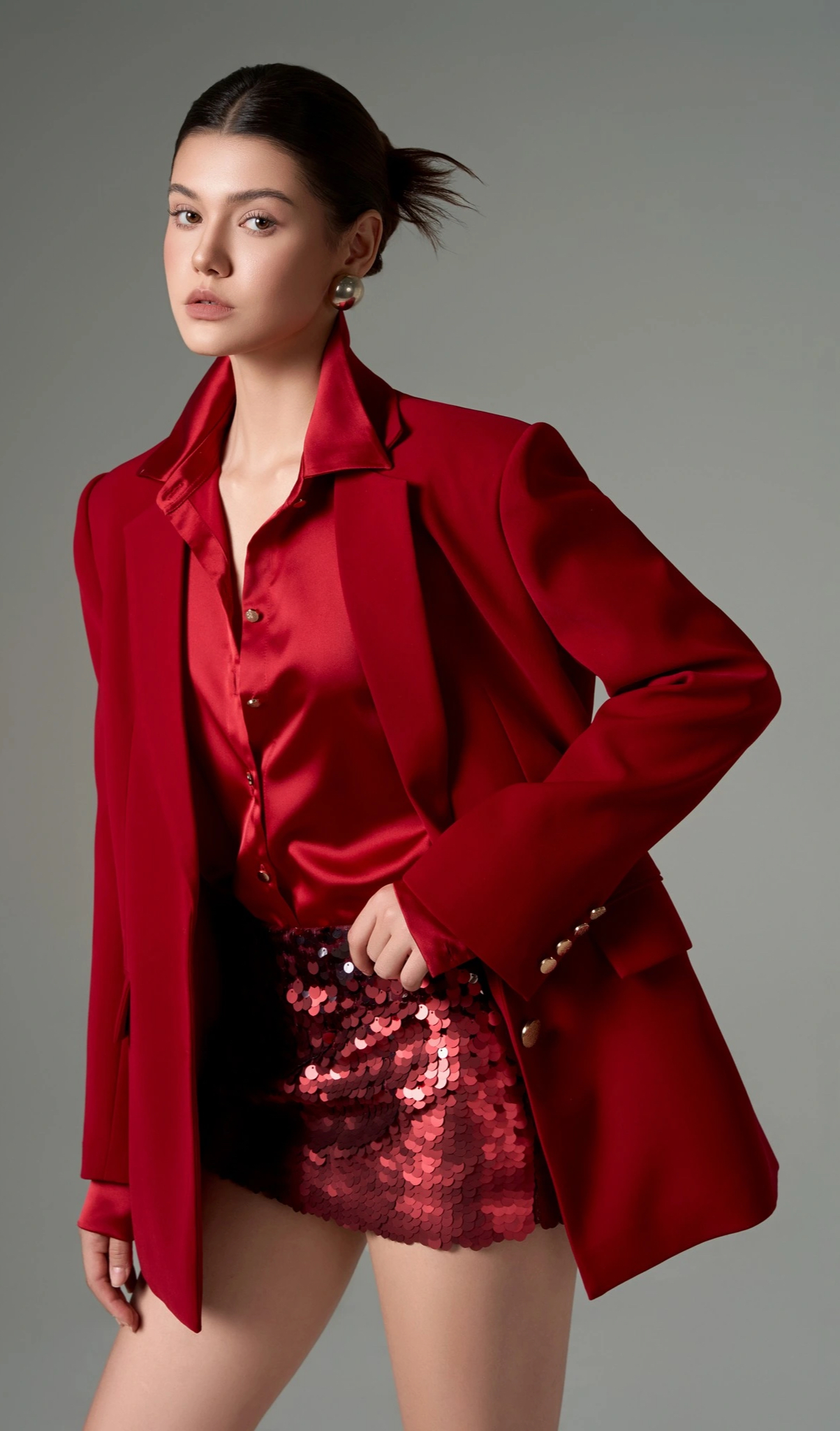 Tips for ladies on how to wear red outfits to stand out at the end of the year - Photo 9. Mách nàng cách diện trang phục màu đỏ nổi bật ngày cuối năm- Ảnh 9.