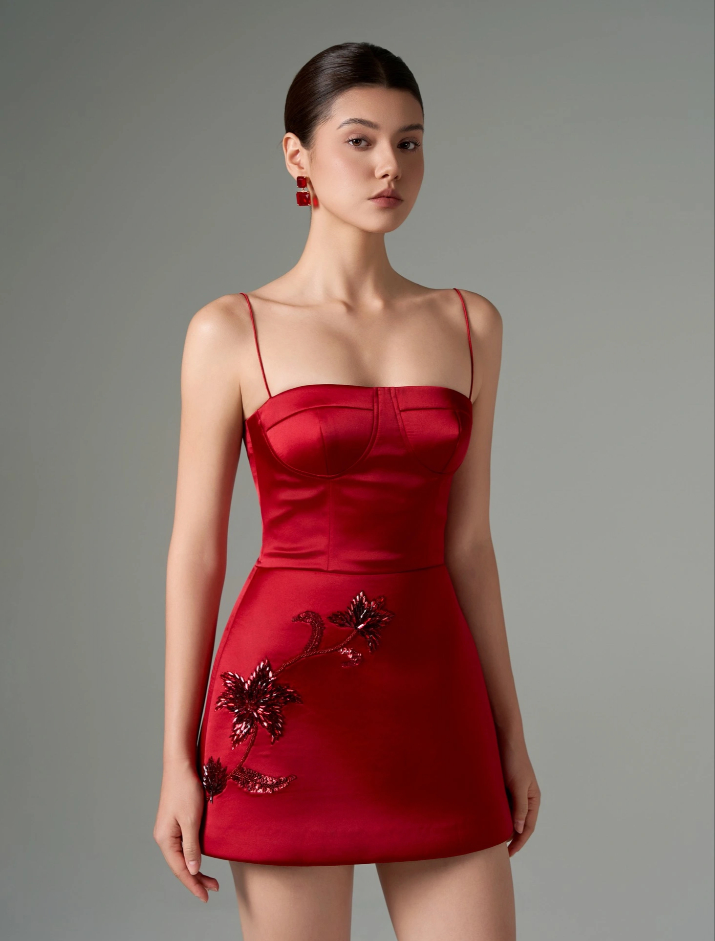 Tips for ladies on how to wear red outfits to stand out at the end of the year - Photo 8. Mách nàng cách diện trang phục màu đỏ nổi bật ngày cuối năm- Ảnh 8.