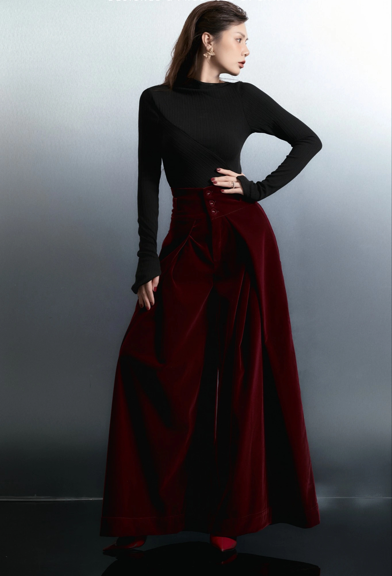 Tips for ladies on how to wear red outfits to stand out at the end of the year - Photo 3. Mách nàng cách diện trang phục màu đỏ nổi bật ngày cuối năm- Ảnh 3.