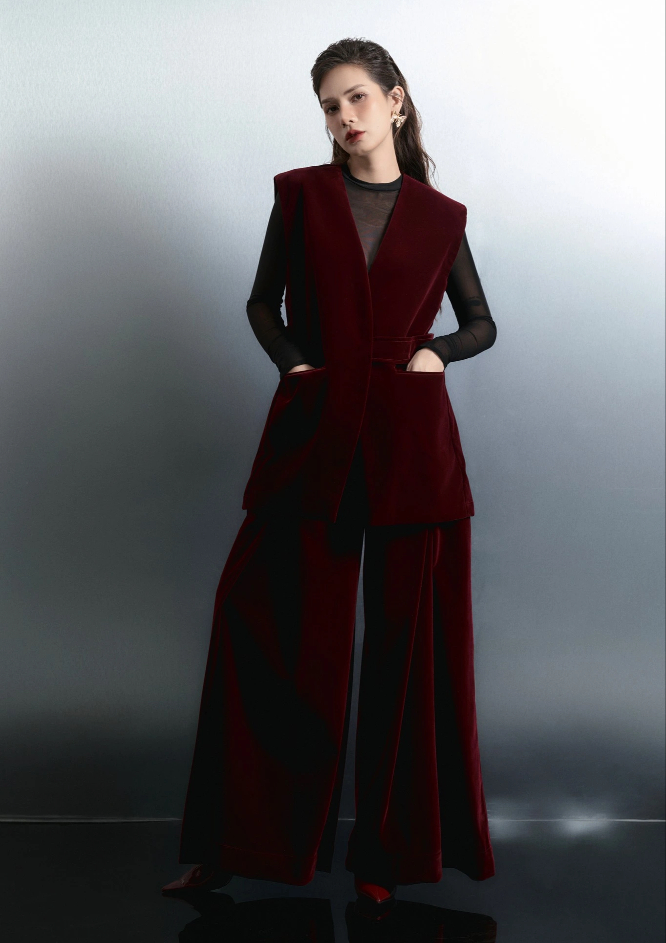 Tips for ladies on how to wear red outfits to stand out at the end of the year - Photo 1. Mách nàng cách diện trang phục màu đỏ nổi bật ngày cuối năm- Ảnh 1.