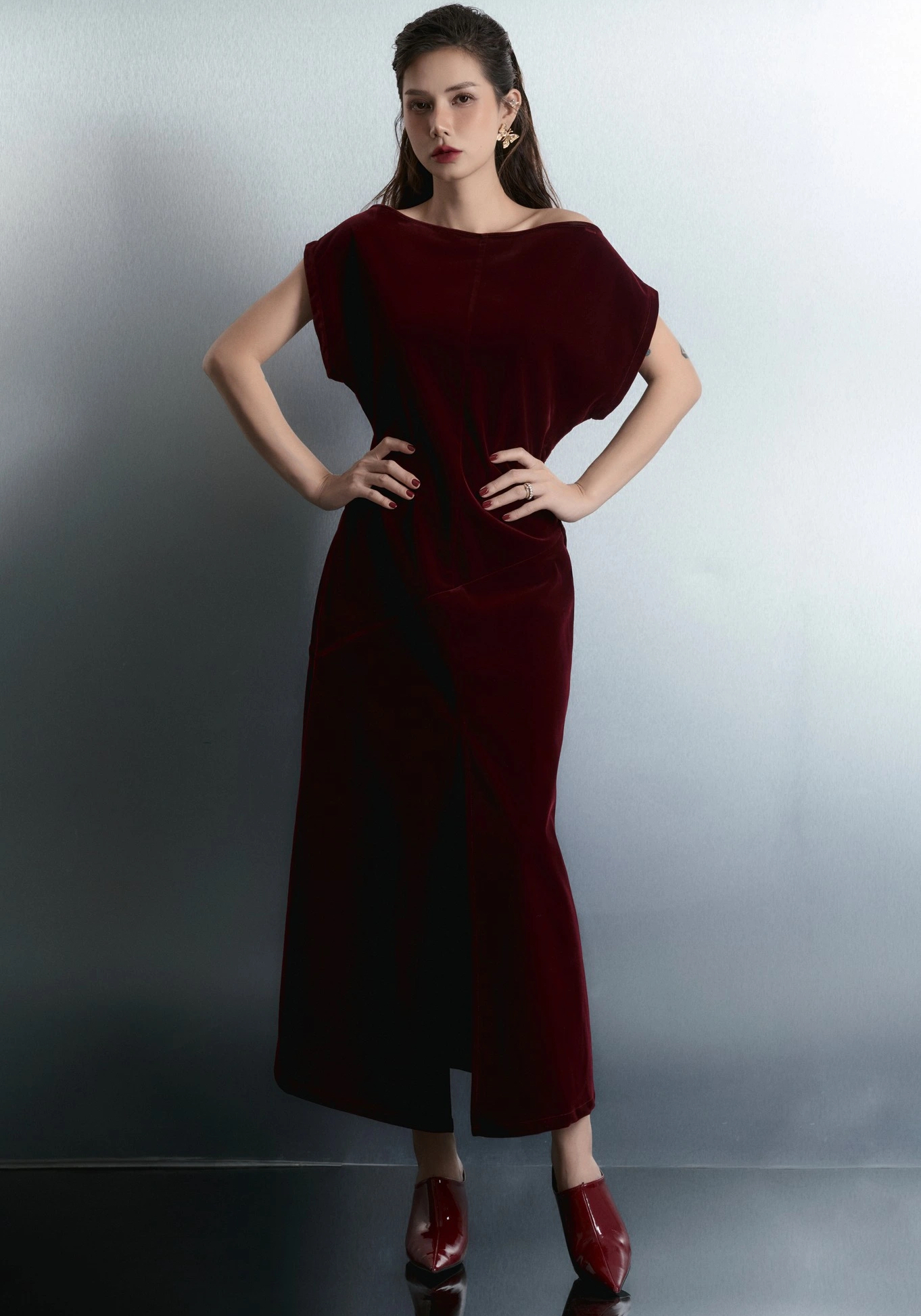 Tips for ladies on how to wear red outfits to stand out at the end of the year - Photo 5. Mách nàng cách diện trang phục màu đỏ nổi bật ngày cuối năm- Ảnh 5.