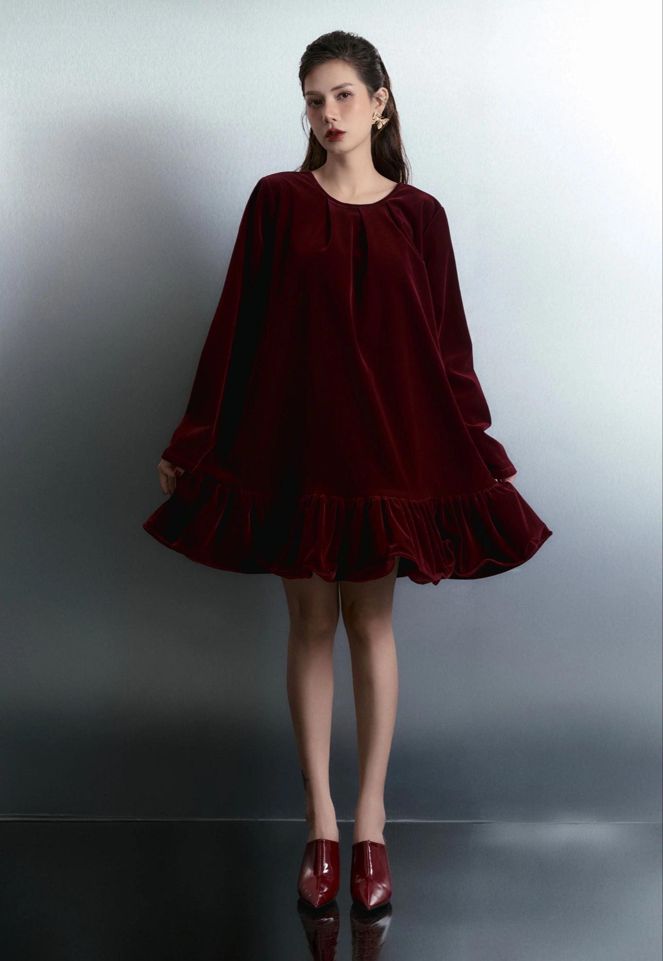 Tips for ladies on how to wear red outfits to stand out at the end of the year - Photo 2. Mách nàng cách diện trang phục màu đỏ nổi bật ngày cuối năm- Ảnh 2.
