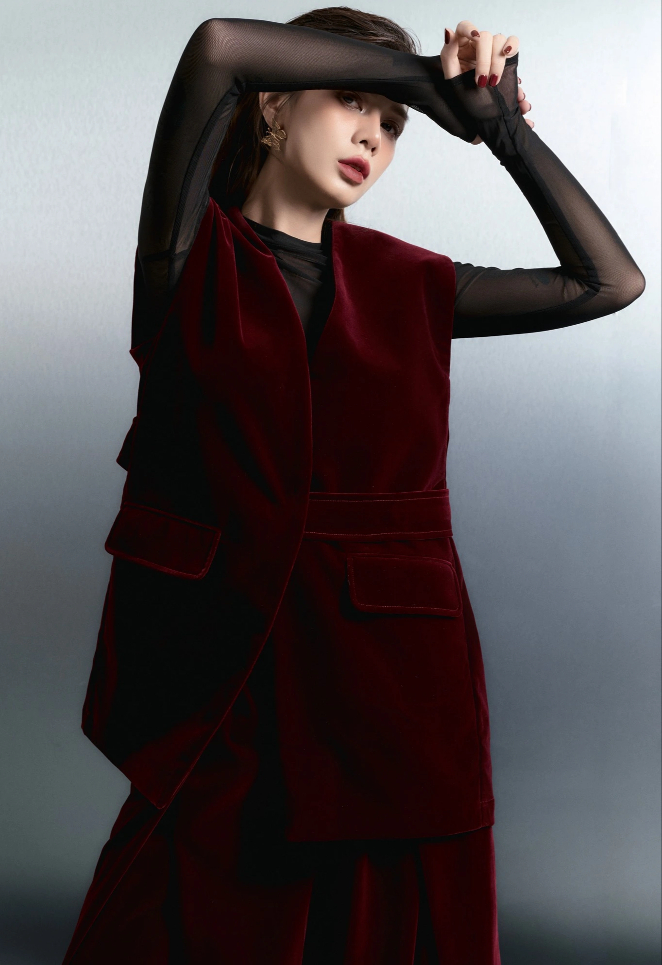 Tips for ladies on how to wear red outfits to stand out at the end of the year - Photo 6. Mách nàng cách diện trang phục màu đỏ nổi bật ngày cuối năm- Ảnh 6.