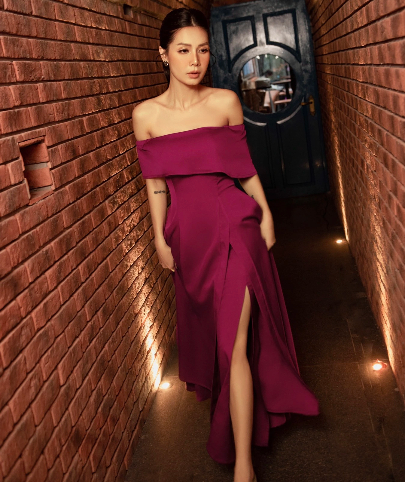 Tips for ladies on how to wear red outfits to stand out at the end of the year - Photo 7. Mách nàng cách diện trang phục màu đỏ nổi bật ngày cuối năm- Ảnh 7.