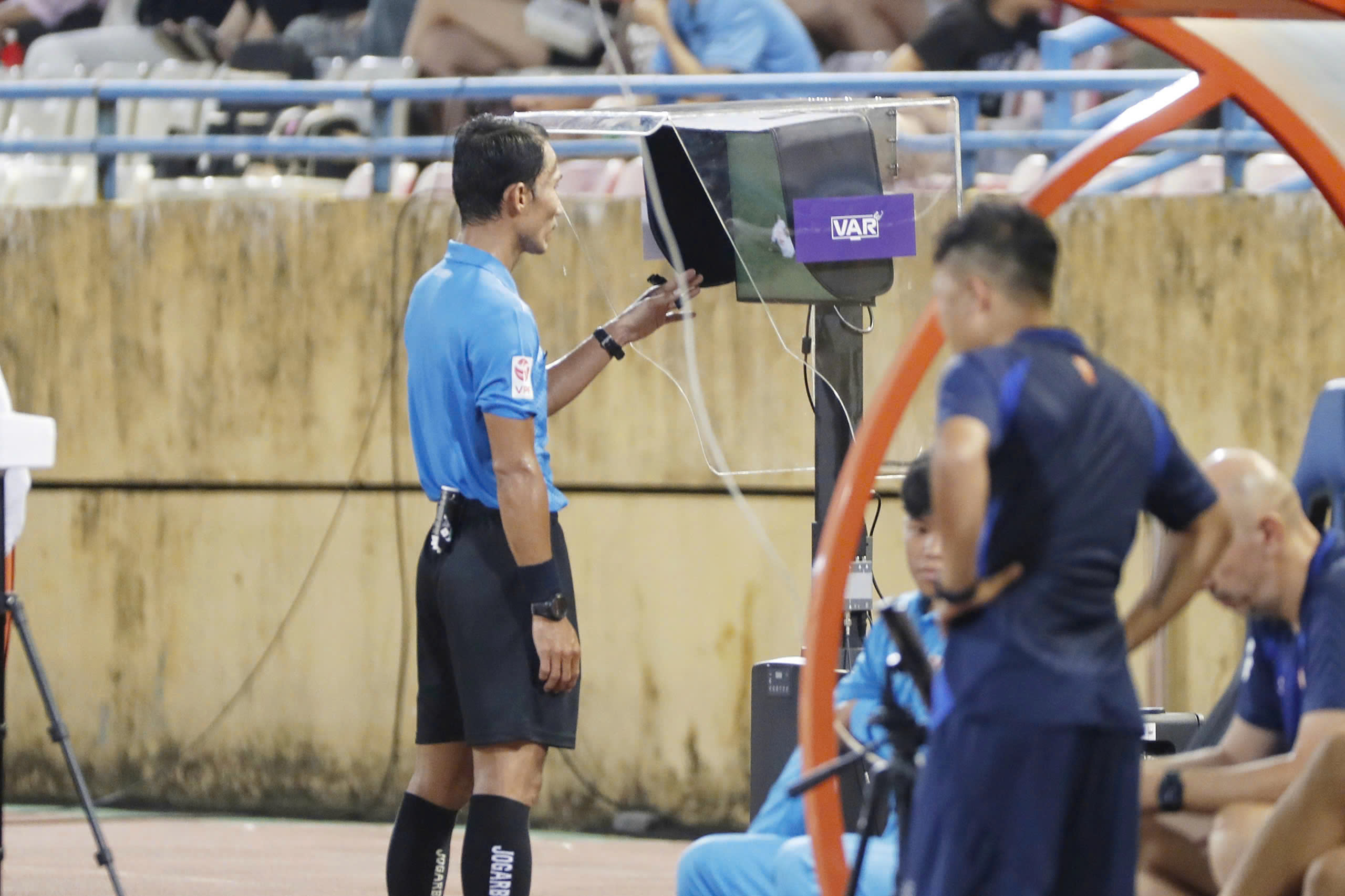 AFF Cup 2024: Vietnamese referees increase dramatically, VAR is operated in an unprecedented unique way - Photo 3.