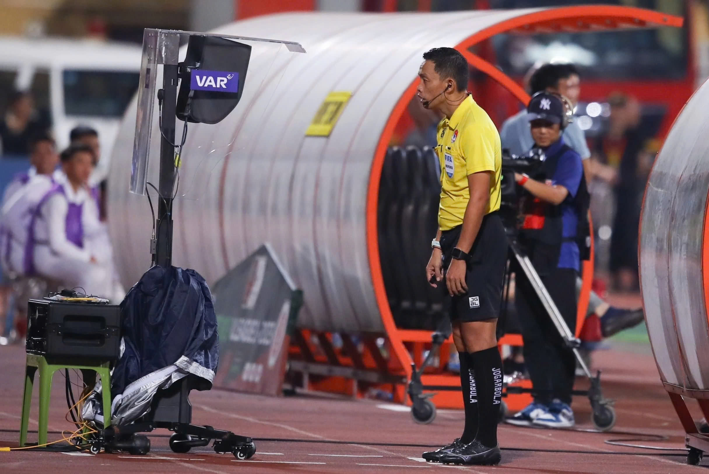 AFF Cup 2024: Vietnamese referees increase dramatically, VAR is operated in an unprecedented unique way - Photo 4.