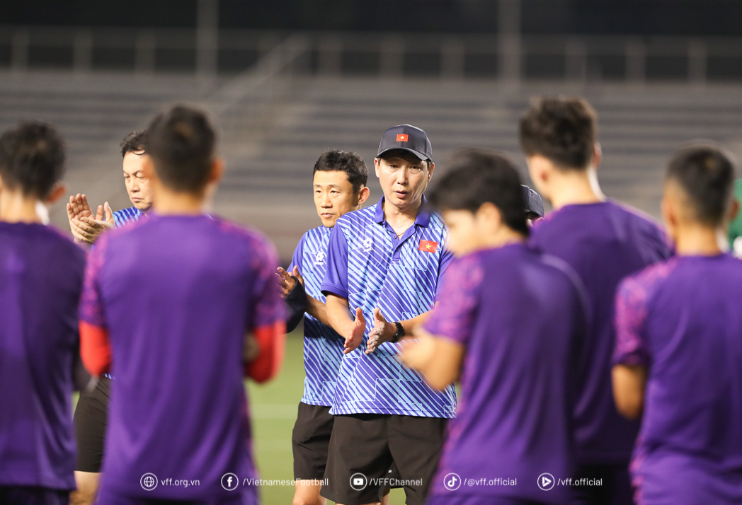 AFF Cup: Vietnam team's first training session in the Philippines, ready to win 3 points - Photo 2.