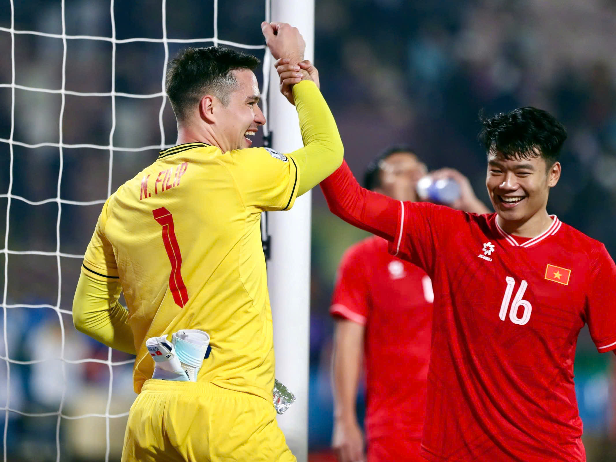 Goalkeeper Nguyen Filip successfully 'resolved the limit' by winning against Indonesia, wanting to win the AFF Cup - Photo 2.