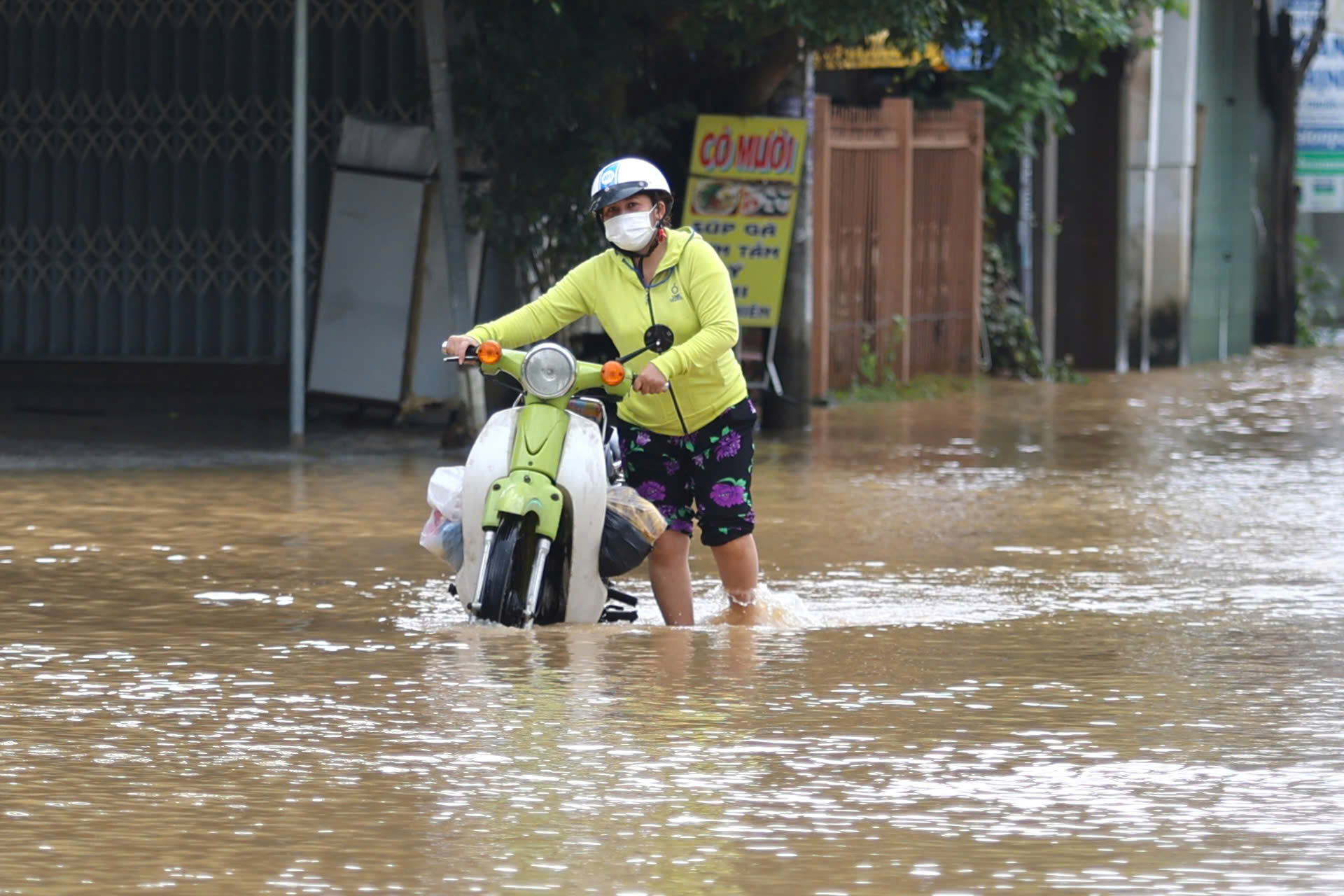 Nhiều khu vực phía tây Nha Trang bị ngập sâu- Ảnh 3.