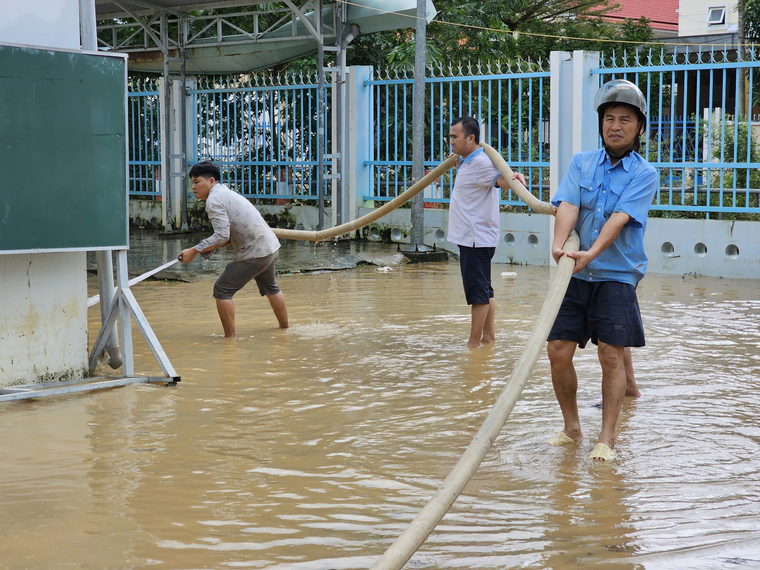 Nhiều khu vực phía tây Nha Trang bị ngập sâu- Ảnh 4.