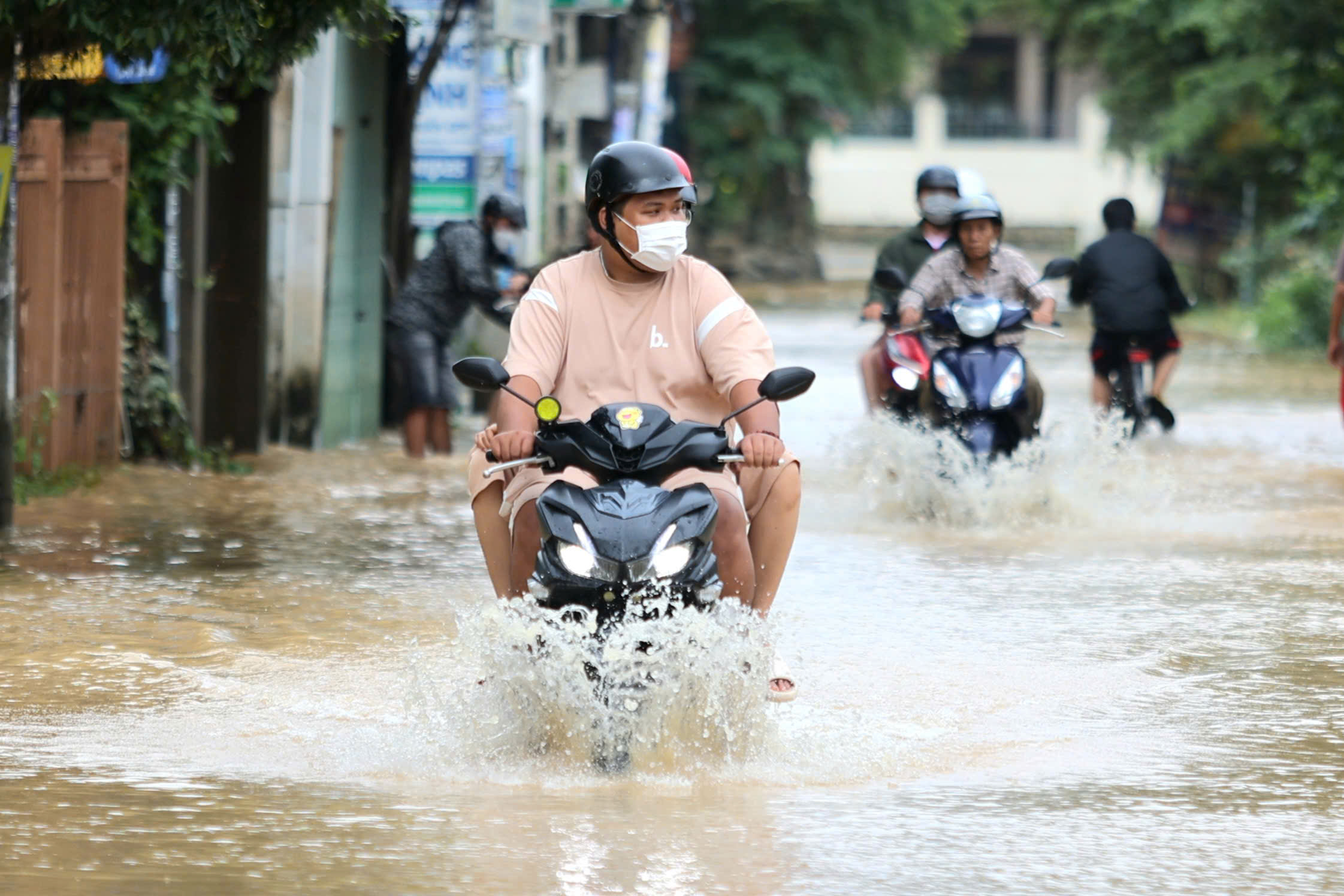 Nhiều khu vực phía tây Nha Trang bị ngập sâu- Ảnh 2.