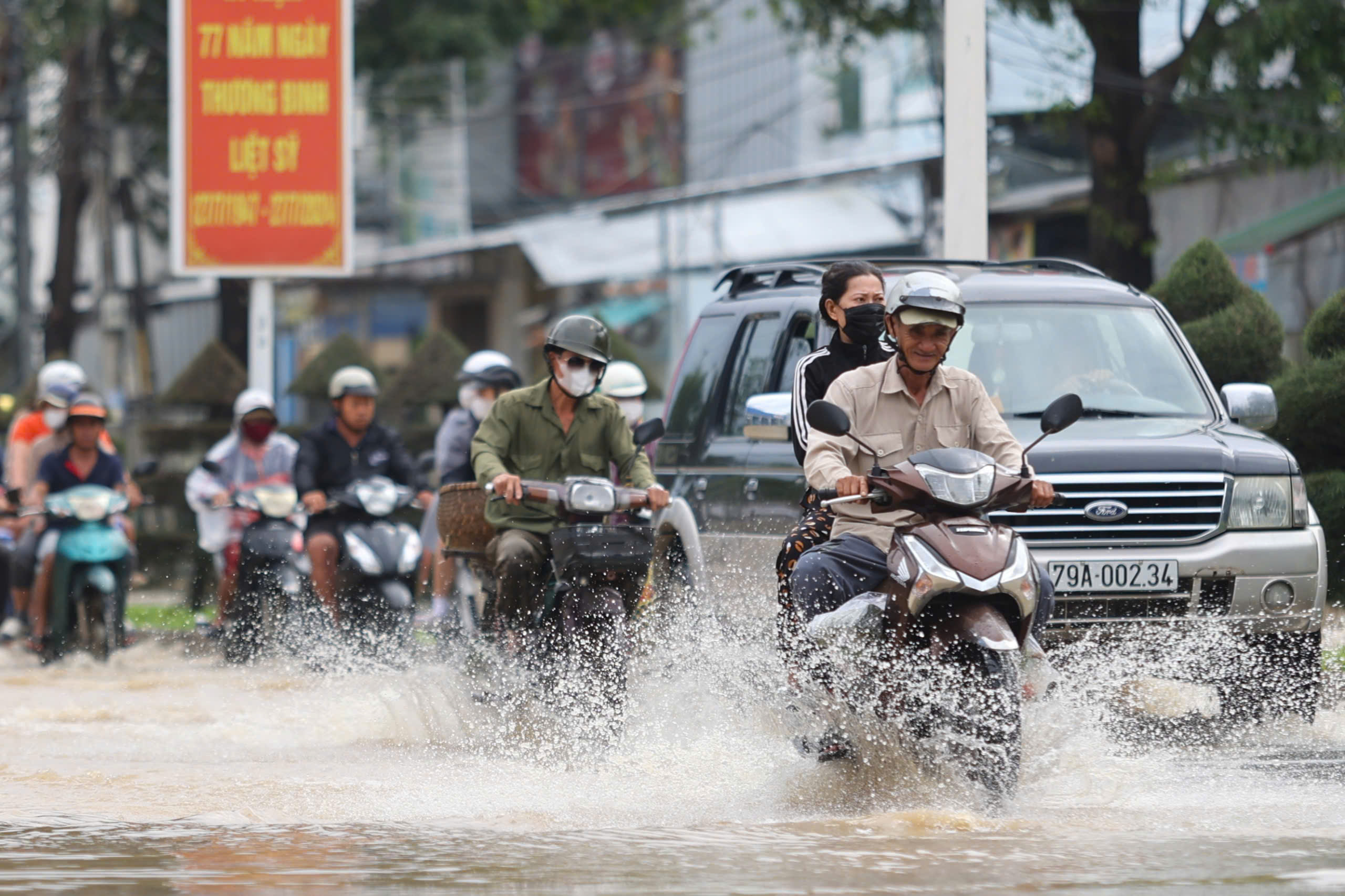 Nhiều khu vực phía tây Nha Trang bị ngập sâu- Ảnh 8.