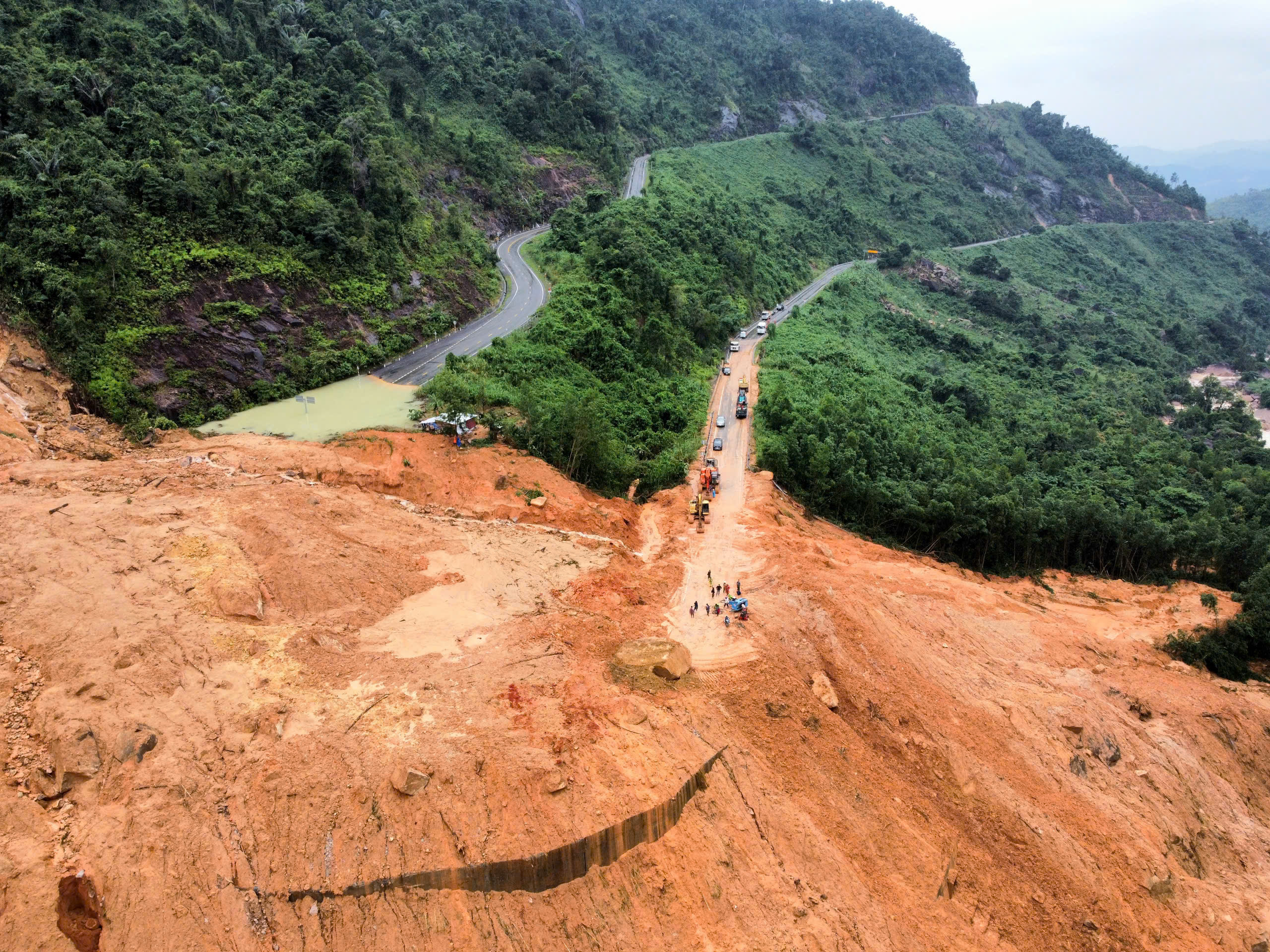 Hiện trường vụ sạt lở nghiêm trọng trên đèo Khánh Lê- Ảnh 6.