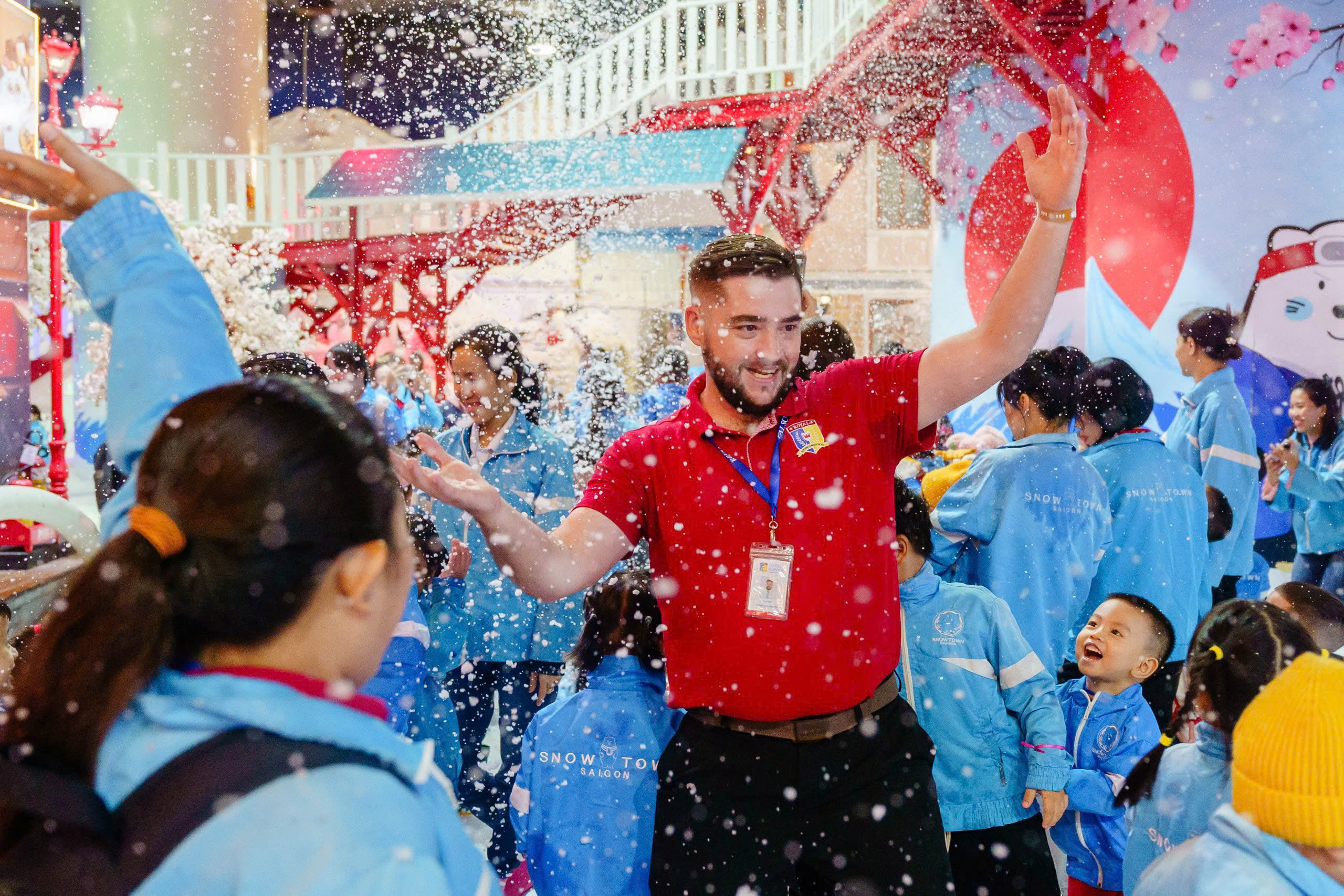 Món quà Giáng sinh của học sinh Royal School: Lạc vào xứ sở cổ tích ở thị trấn tuyết- Ảnh 1.