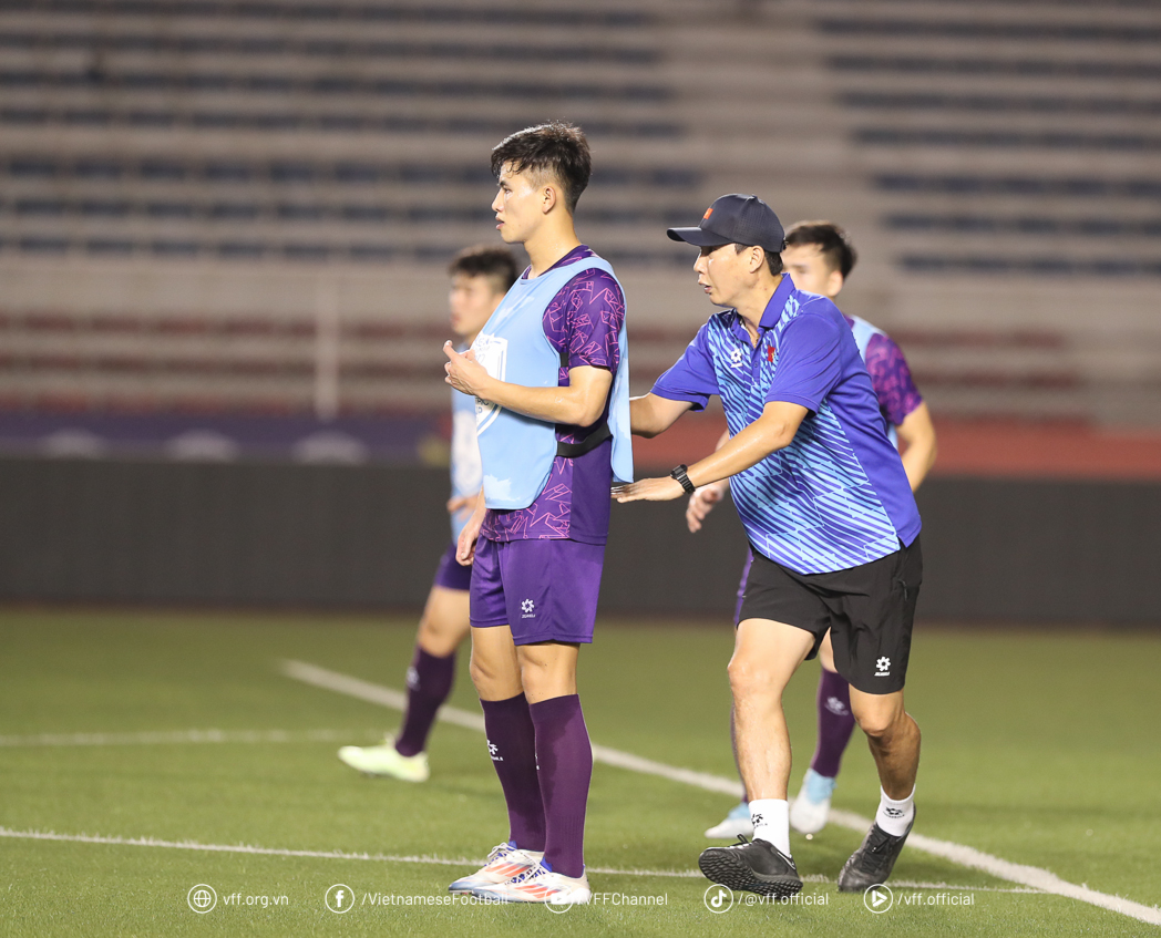 Coach Kim Sang-sik did the same thing as Mr. Troussier, Vietnam's lineup against the Philippines gradually revealed? - Photo 12.