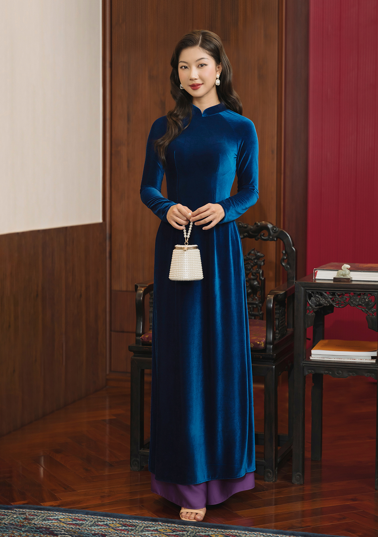 Sametová Ao Dai, klasická romantická kráska plná nostalgie - Foto 4. Áo dài nhung, nét cổ điển lãng mạn vương đầy nhung nhớ- Ảnh 4.