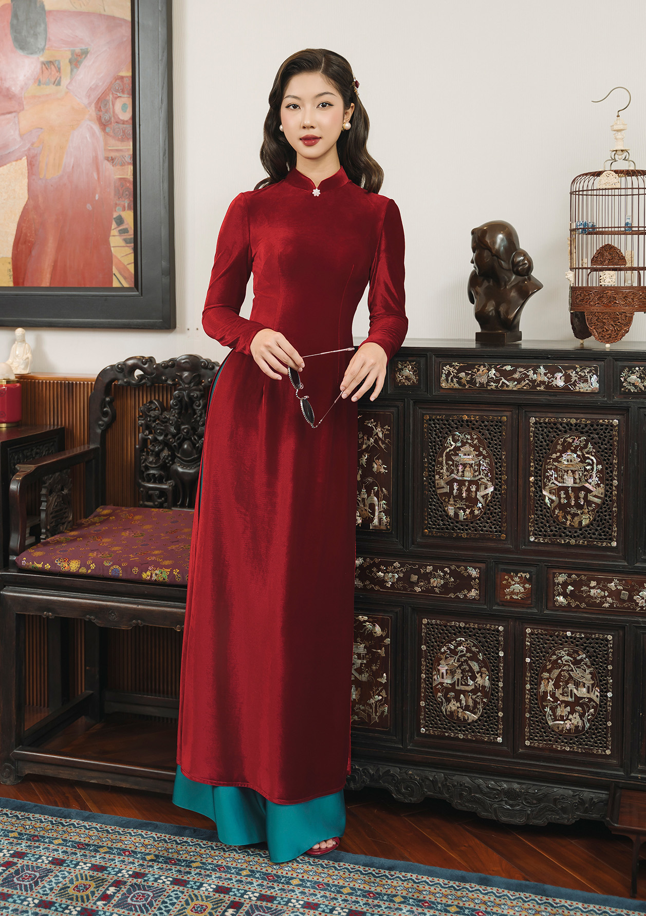 Sametová Ao Dai, klasická romantická kráska plná nostalgie - Foto 2. Áo dài nhung, nét cổ điển lãng mạn vương đầy nhung nhớ- Ảnh 2.