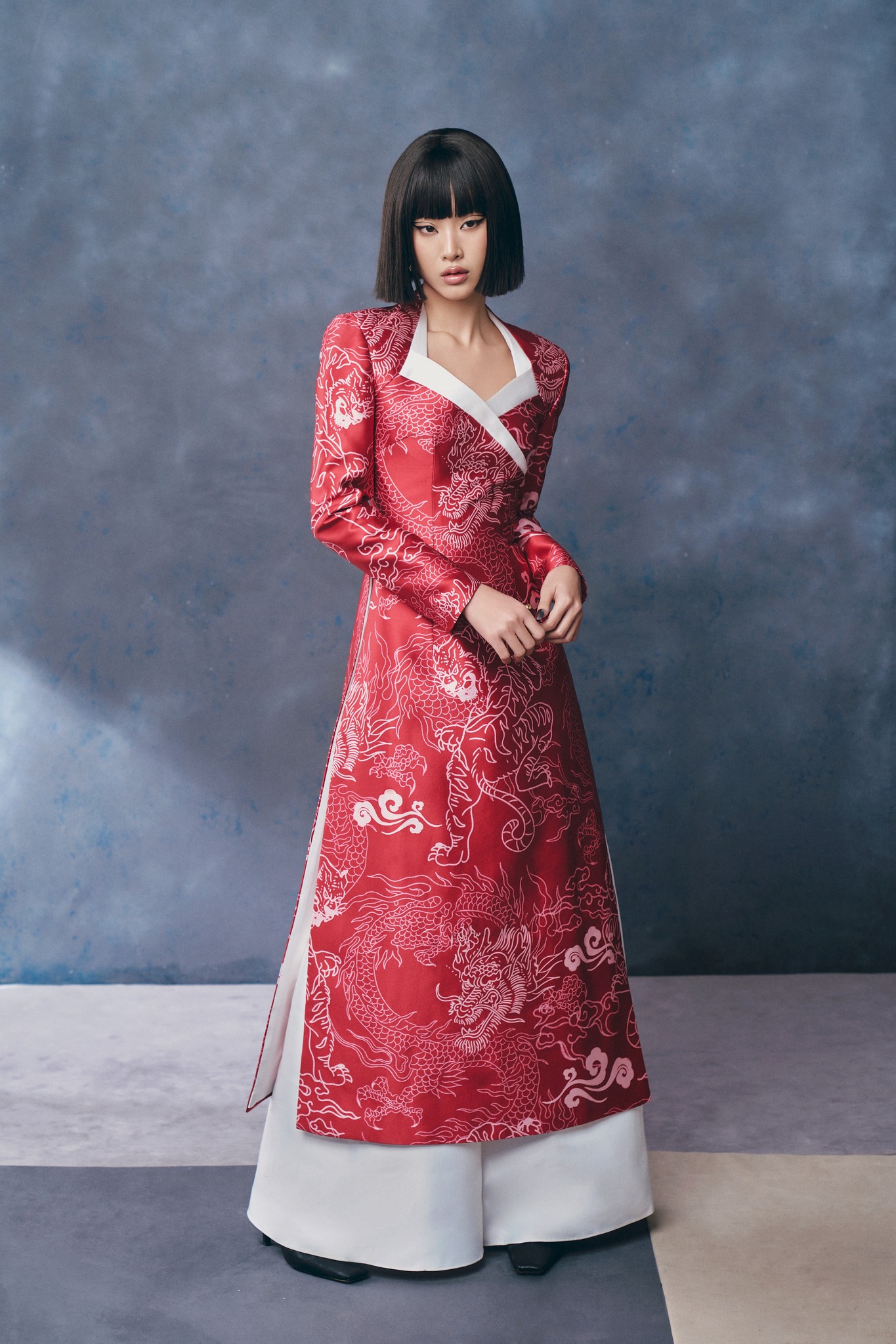 Modernizované Ao Dai, nový pohled na moderní, úspěšné ženy - Foto 11. Áo dài cách tân, góc nhìn mới về người phụ nữ hiện đại, thành đạt- Ảnh 11.