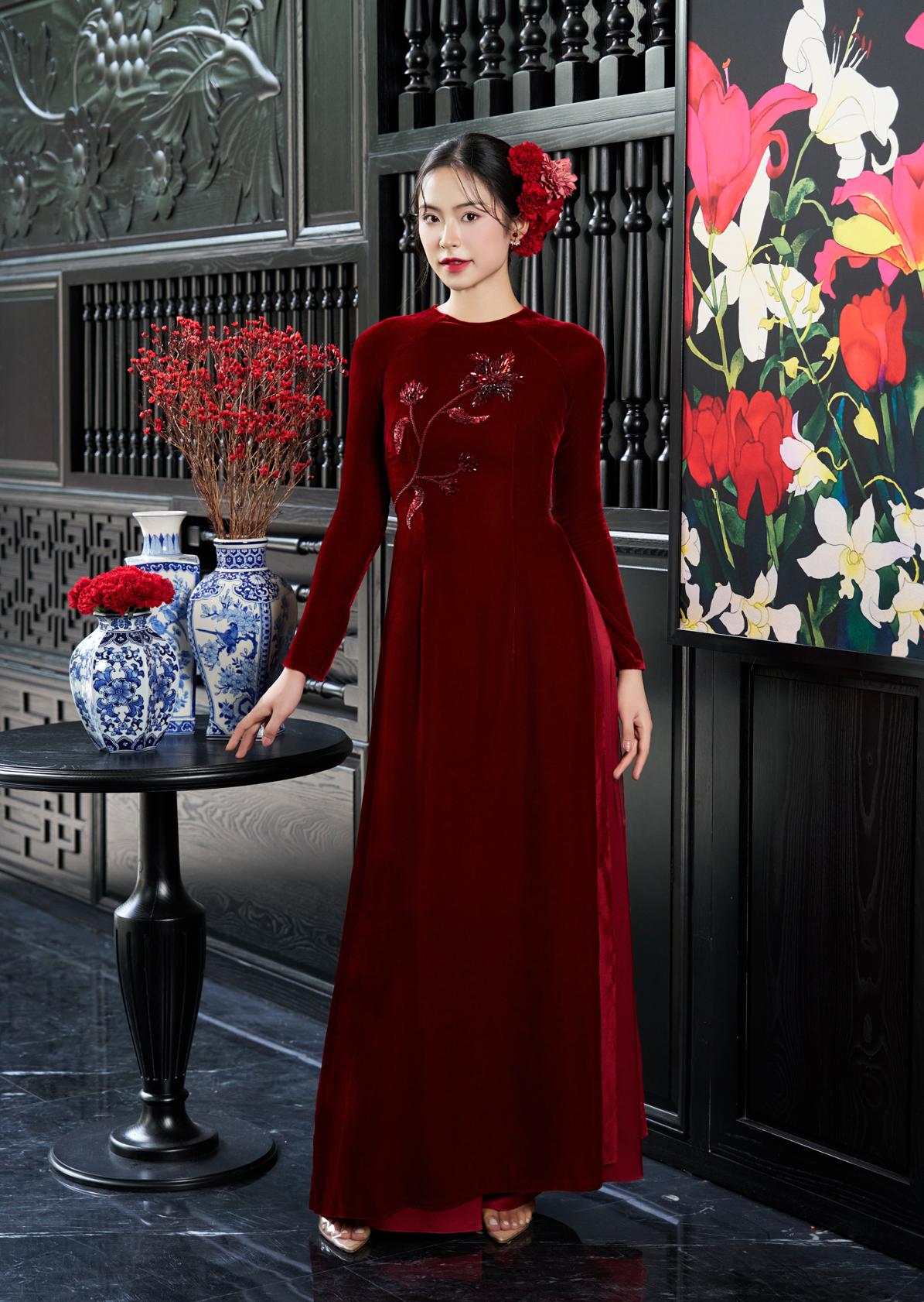 Sametová Ao Dai, klasická romantická kráska plná nostalgie - Foto 8. Áo dài nhung, nét cổ điển lãng mạn vương đầy nhung nhớ- Ảnh 8.