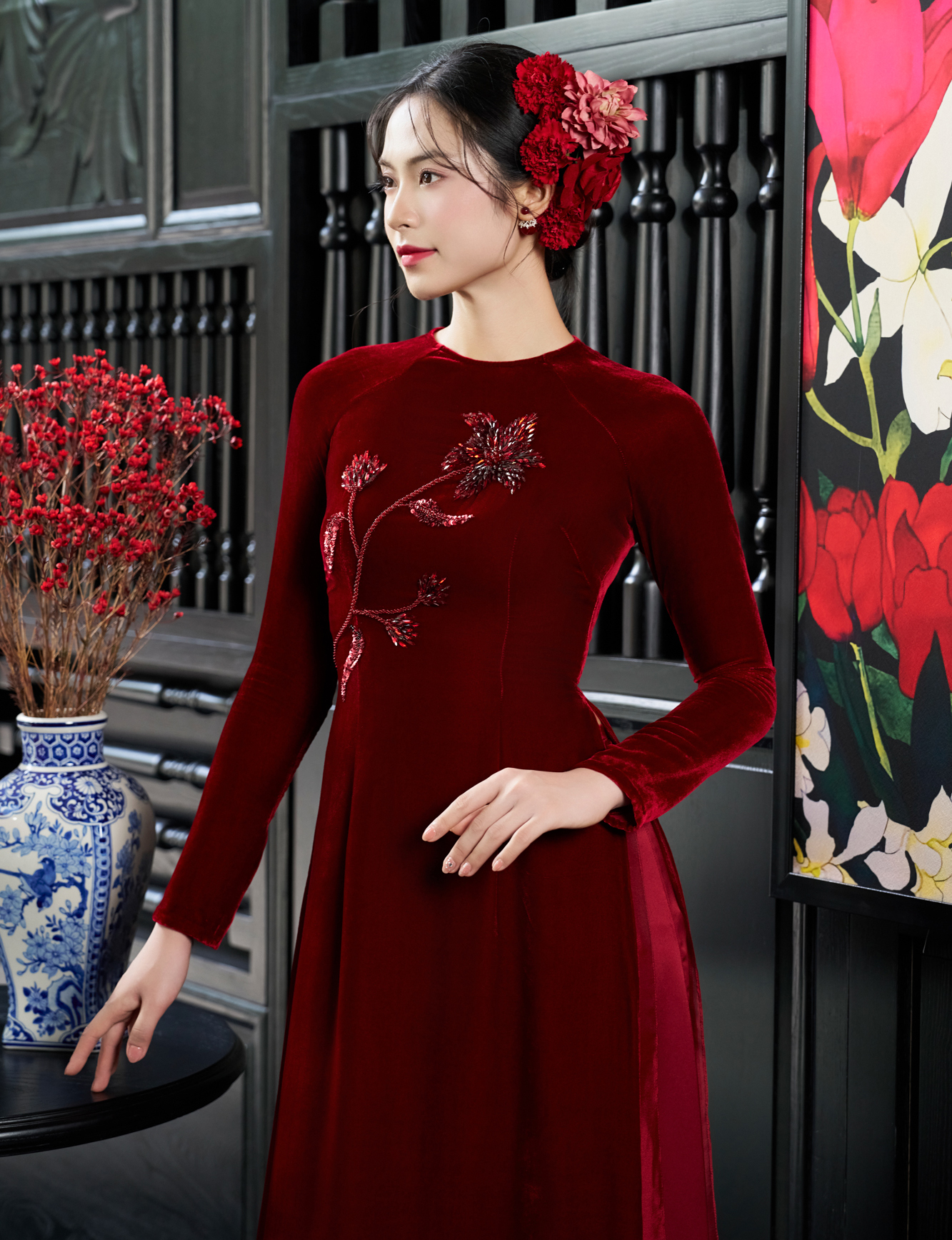 Sametová Ao Dai, klasická romantická kráska plná nostalgie - Foto 9. Áo dài nhung, nét cổ điển lãng mạn vương đầy nhung nhớ- Ảnh 9.