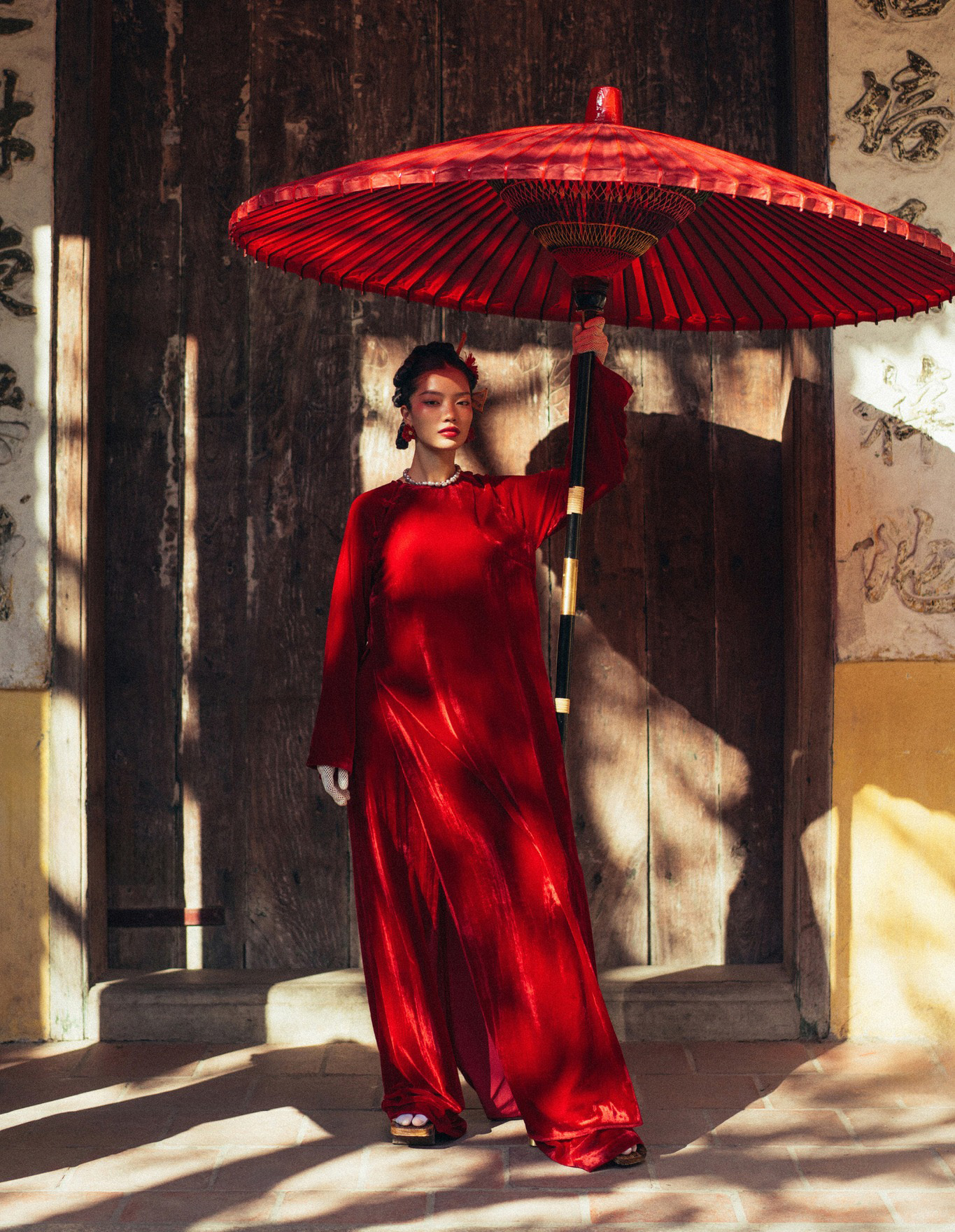 Sametová Ao Dai, klasická romantická kráska plná nostalgie - Foto 5. Áo dài nhung, nét cổ điển lãng mạn vương đầy nhung nhớ- Ảnh 5.