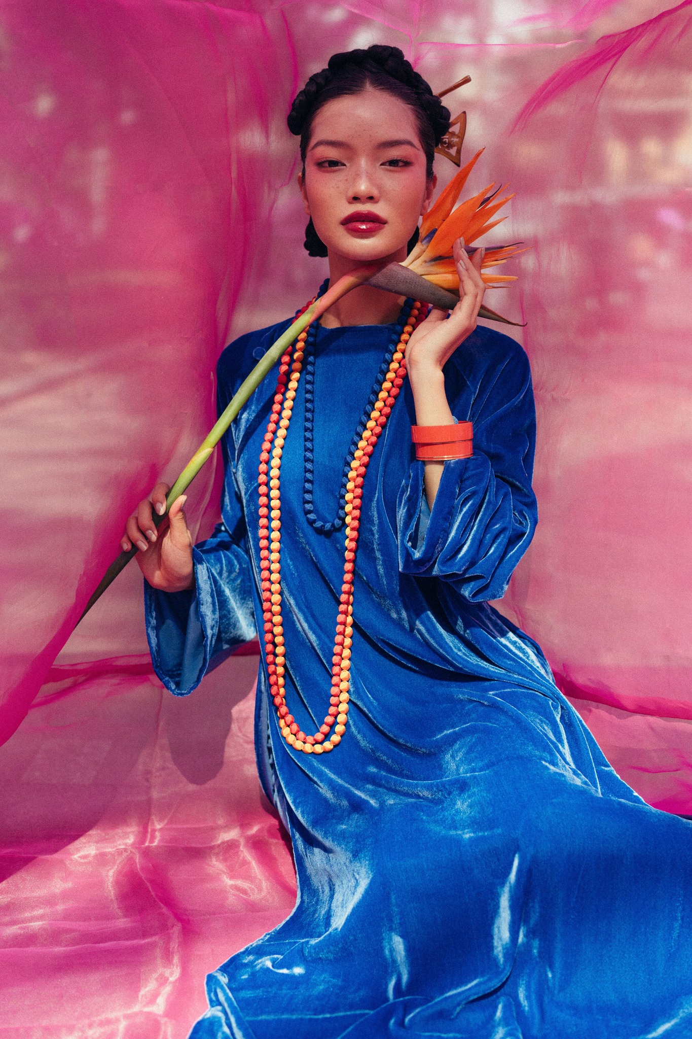 Sametová Ao Dai, klasická romantická kráska plná nostalgie - Foto 7. Áo dài nhung, nét cổ điển lãng mạn vương đầy nhung nhớ- Ảnh 7.