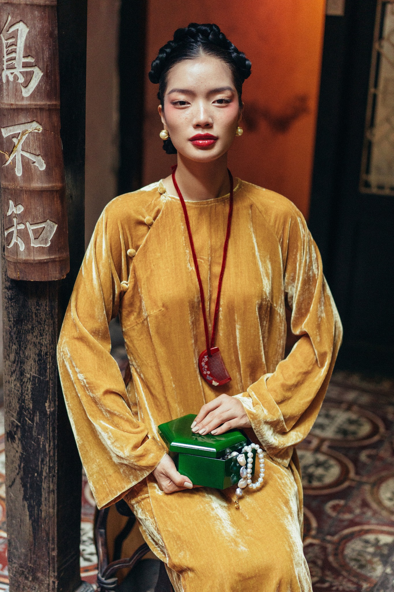 Sametová Ao Dai, klasická romantická kráska plná nostalgie - Foto 6. Áo dài nhung, nét cổ điển lãng mạn vương đầy nhung nhớ- Ảnh 6.