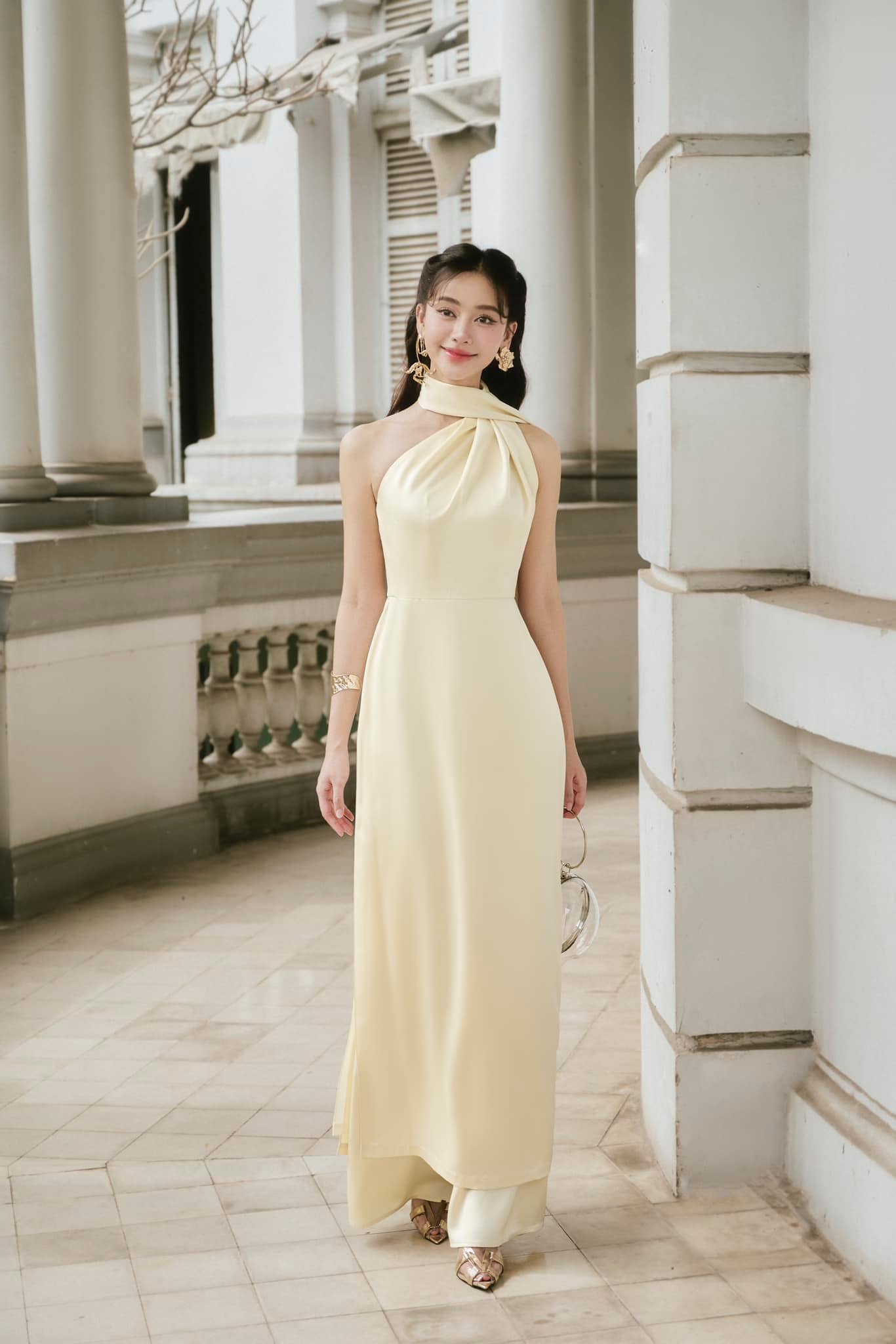Modernizované Ao Dai, nový pohled na moderní, úspěšné ženy - Foto 4. Áo dài cách tân, góc nhìn mới về người phụ nữ hiện đại, thành đạt- Ảnh 4.