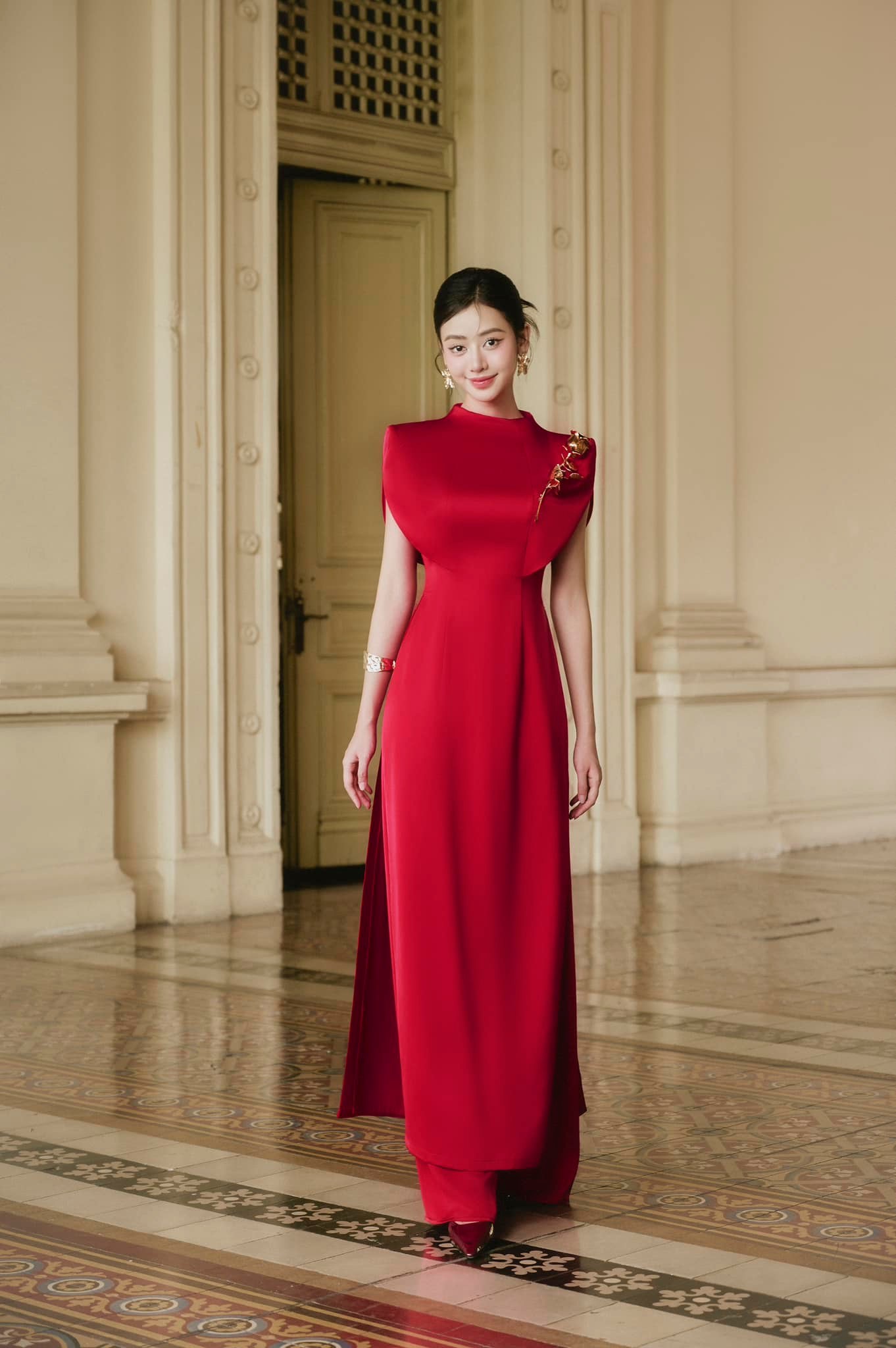 Modernizované Ao Dai, nový pohled na moderní, úspěšné ženy - Foto 3. Áo dài cách tân, góc nhìn mới về người phụ nữ hiện đại, thành đạt- Ảnh 3.