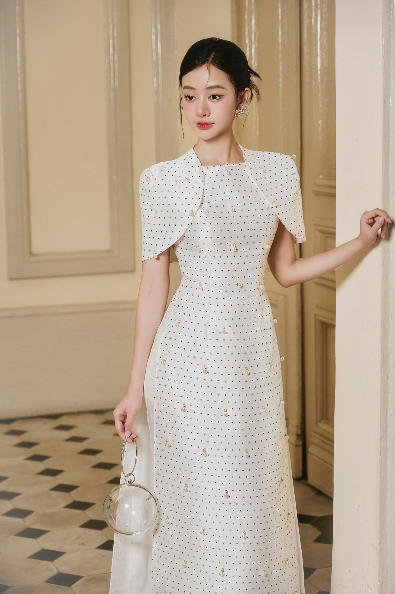 Modernizované Ao Dai, nový pohled na moderní, úspěšné ženy - Foto 5. Áo dài cách tân, góc nhìn mới về người phụ nữ hiện đại, thành đạt- Ảnh 5.