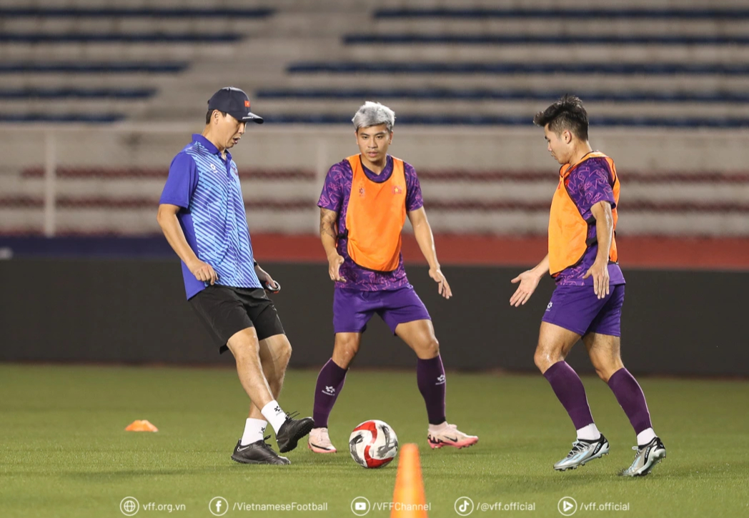 Đội tuyển Việt Nam tập làm quen sân Rizal Memorial